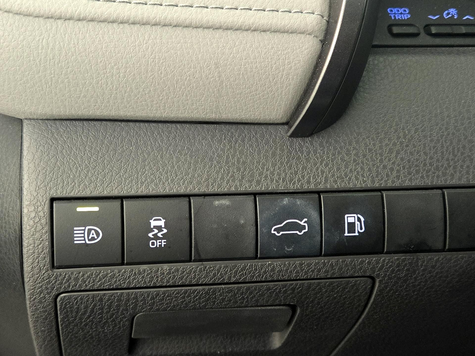 Thumbnail: 2018 Toyota Camry - 13