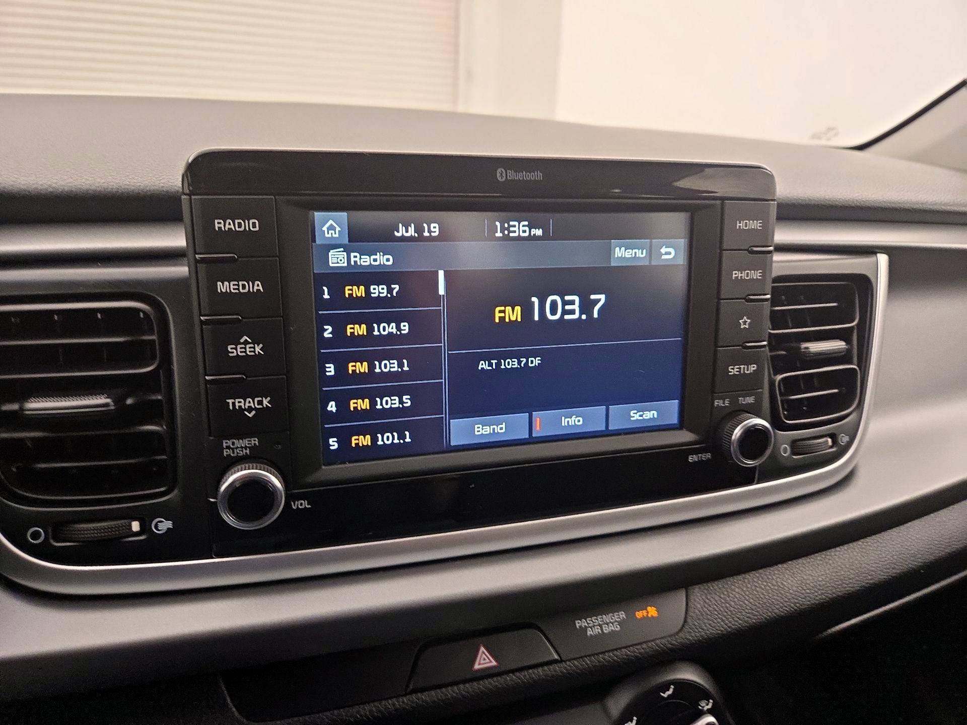 Thumbnail: 2020 Kia Rio - 15
