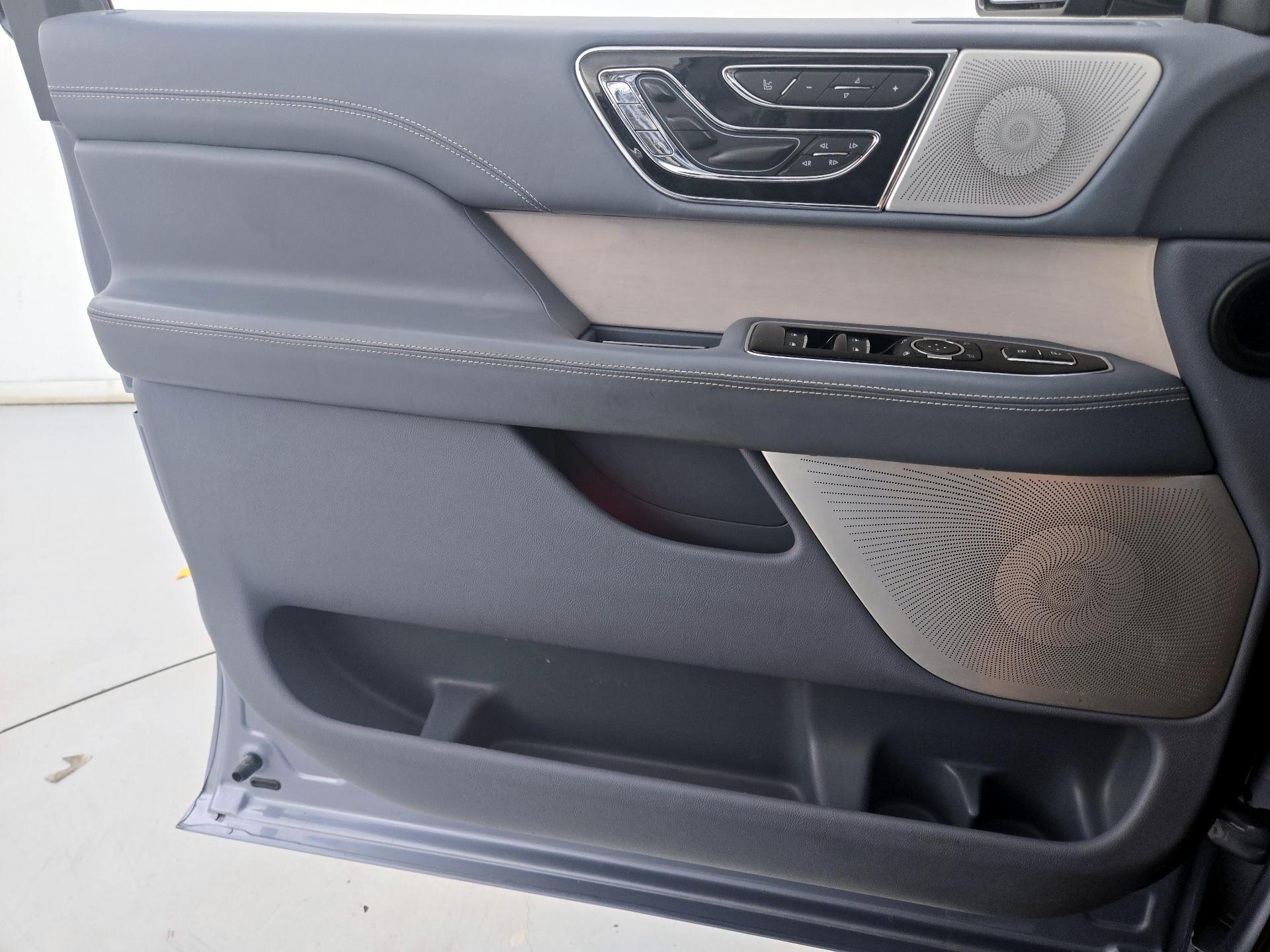 Thumbnail: 2020 Lincoln Navigator - 12