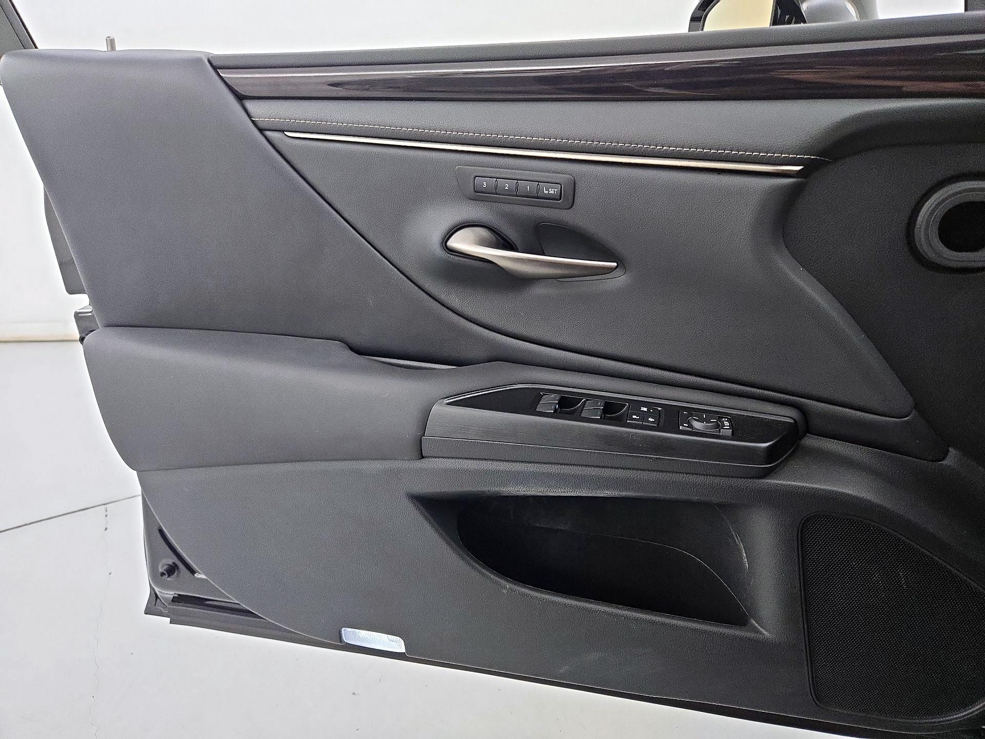 Thumbnail: 2020 Lexus ES - 12