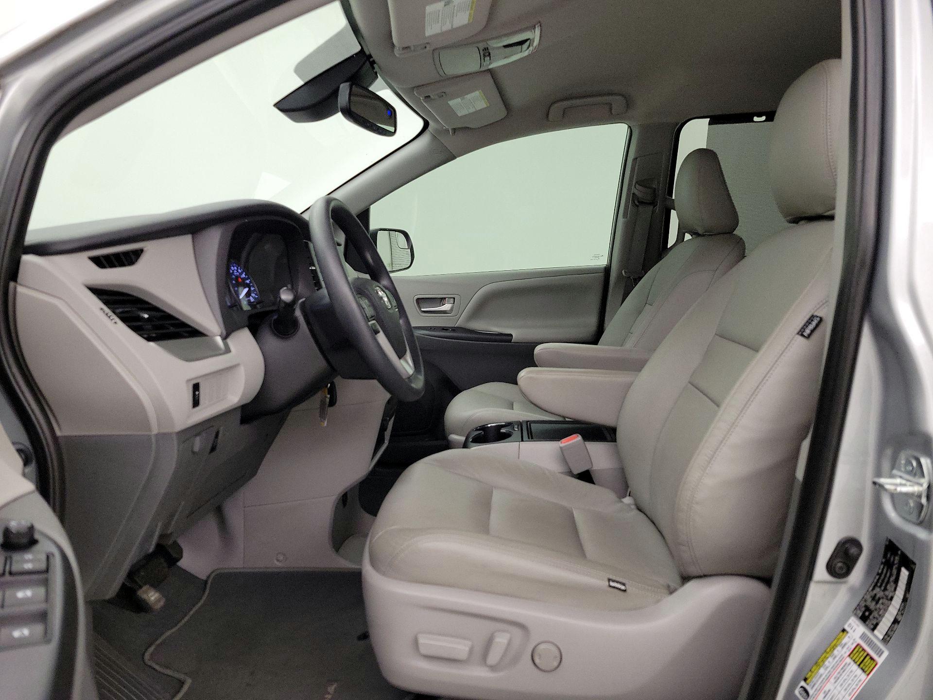 Thumbnail: 2020 Toyota Sienna - 11