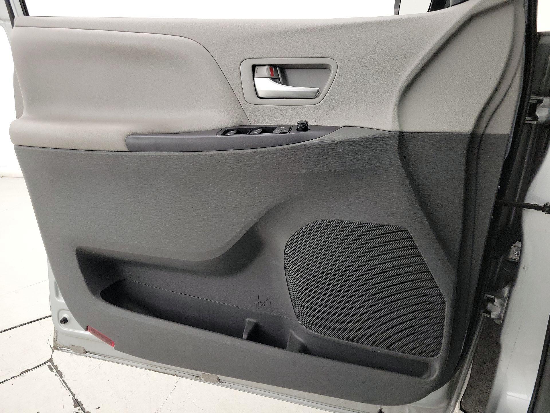 Thumbnail: 2020 Toyota Sienna - 12
