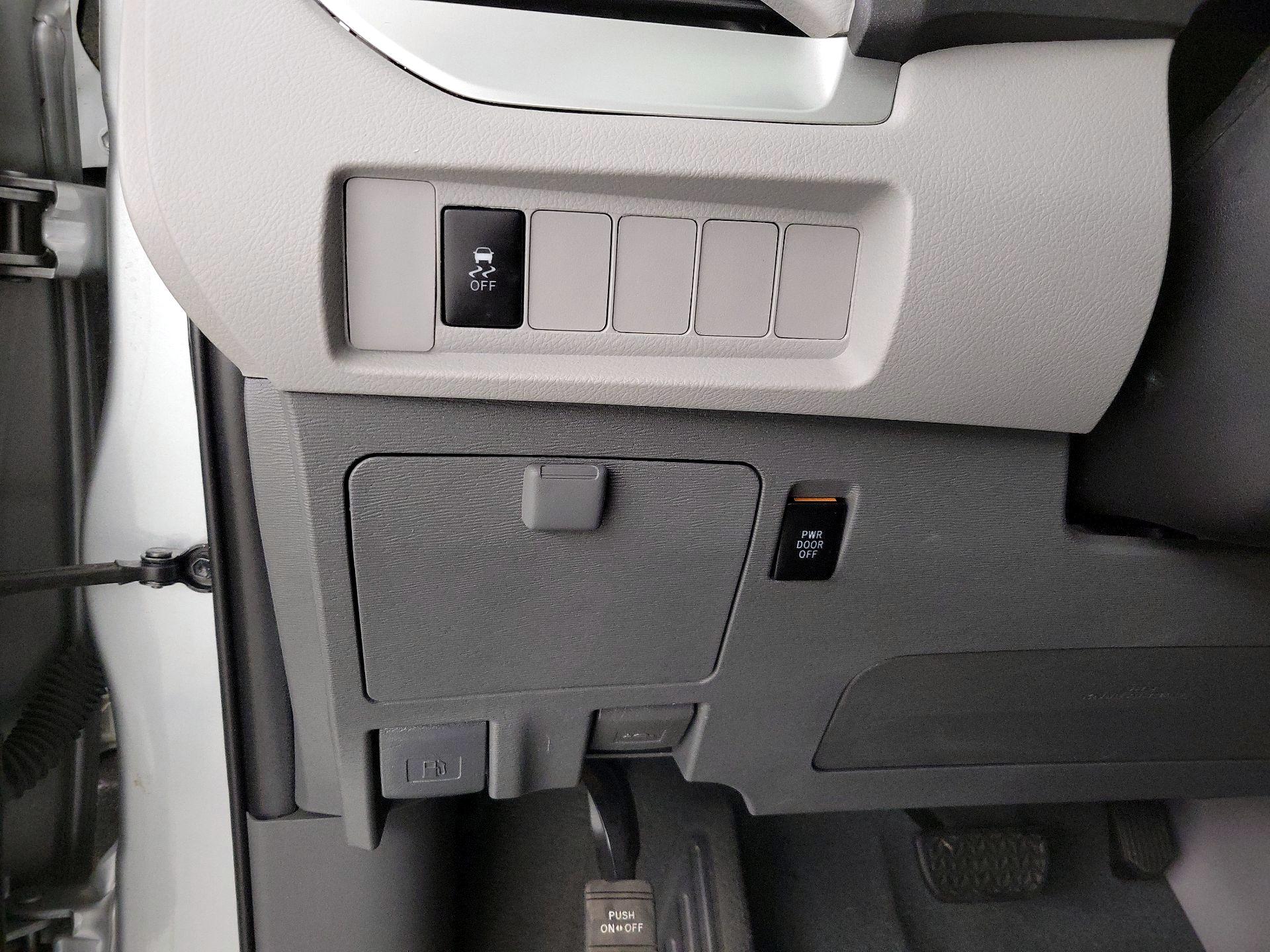 Thumbnail: 2020 Toyota Sienna - 13