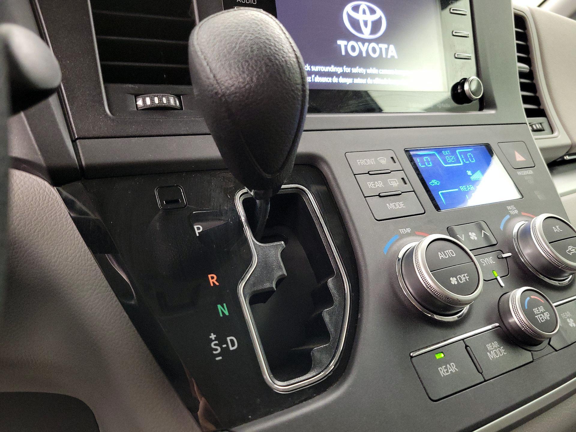Thumbnail: 2020 Toyota Sienna - 17