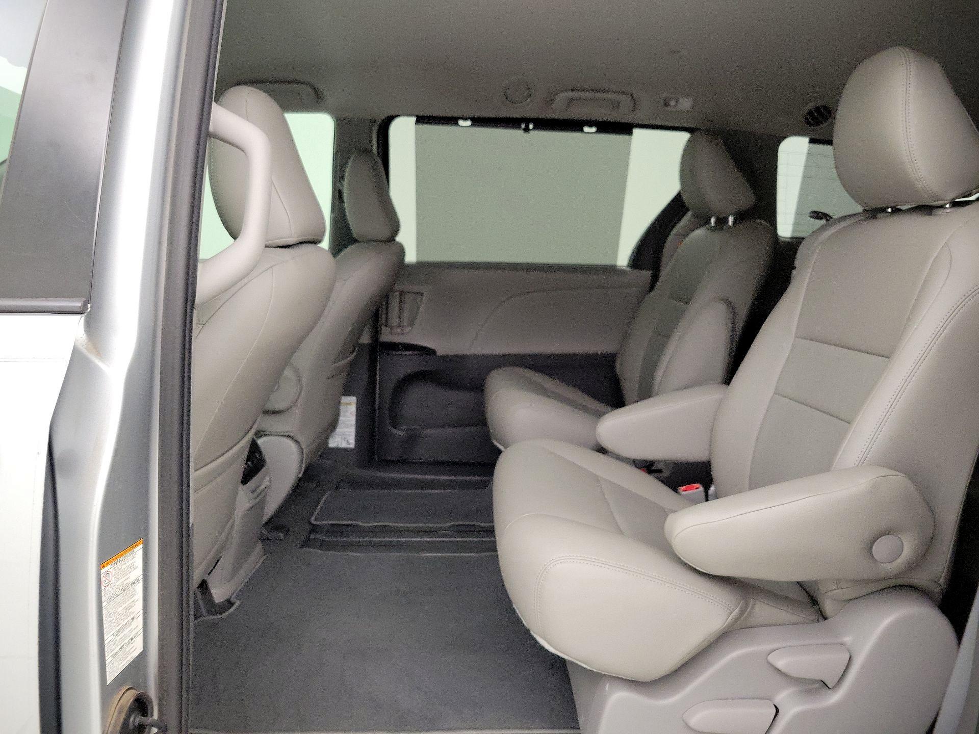 Thumbnail: 2020 Toyota Sienna - 18