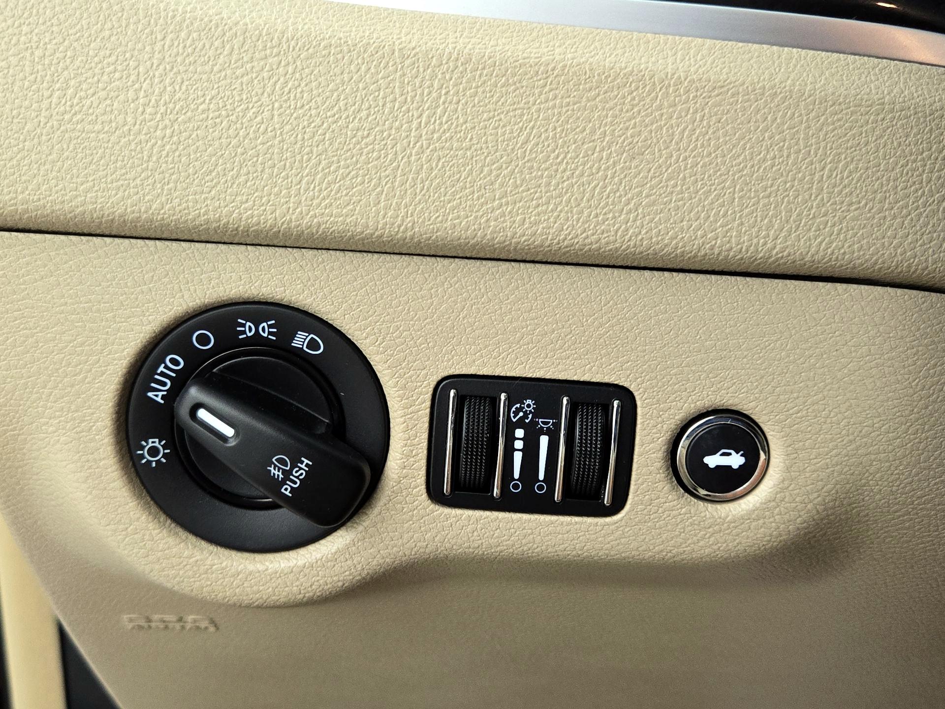 Thumbnail: 2014 Chrysler 300 - 13