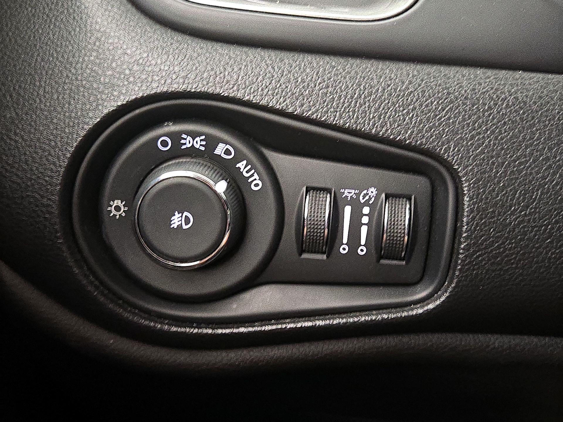 Thumbnail: 2018 Jeep Renegade - 13