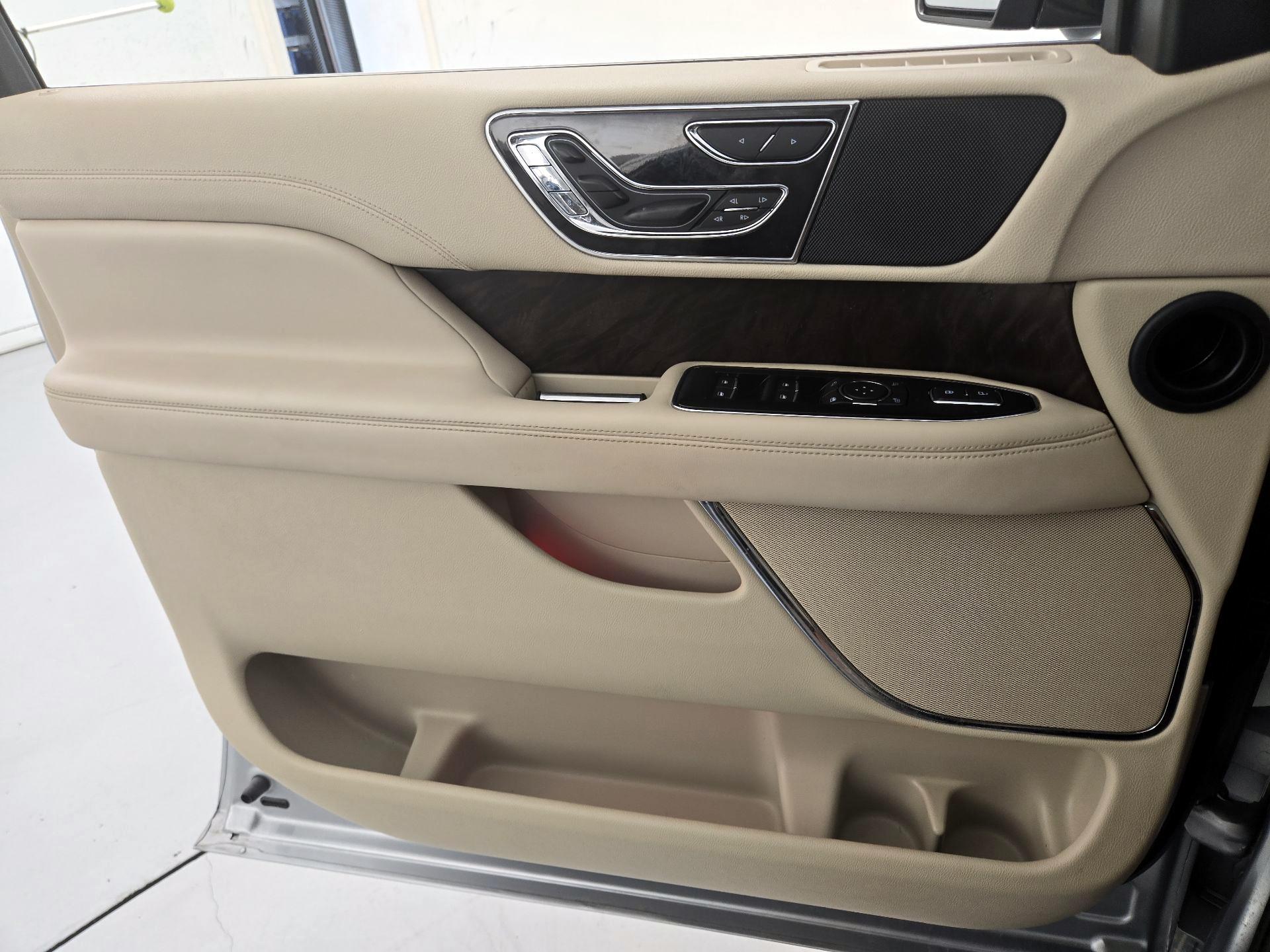 Thumbnail: 2020 Lincoln Navigator - 12