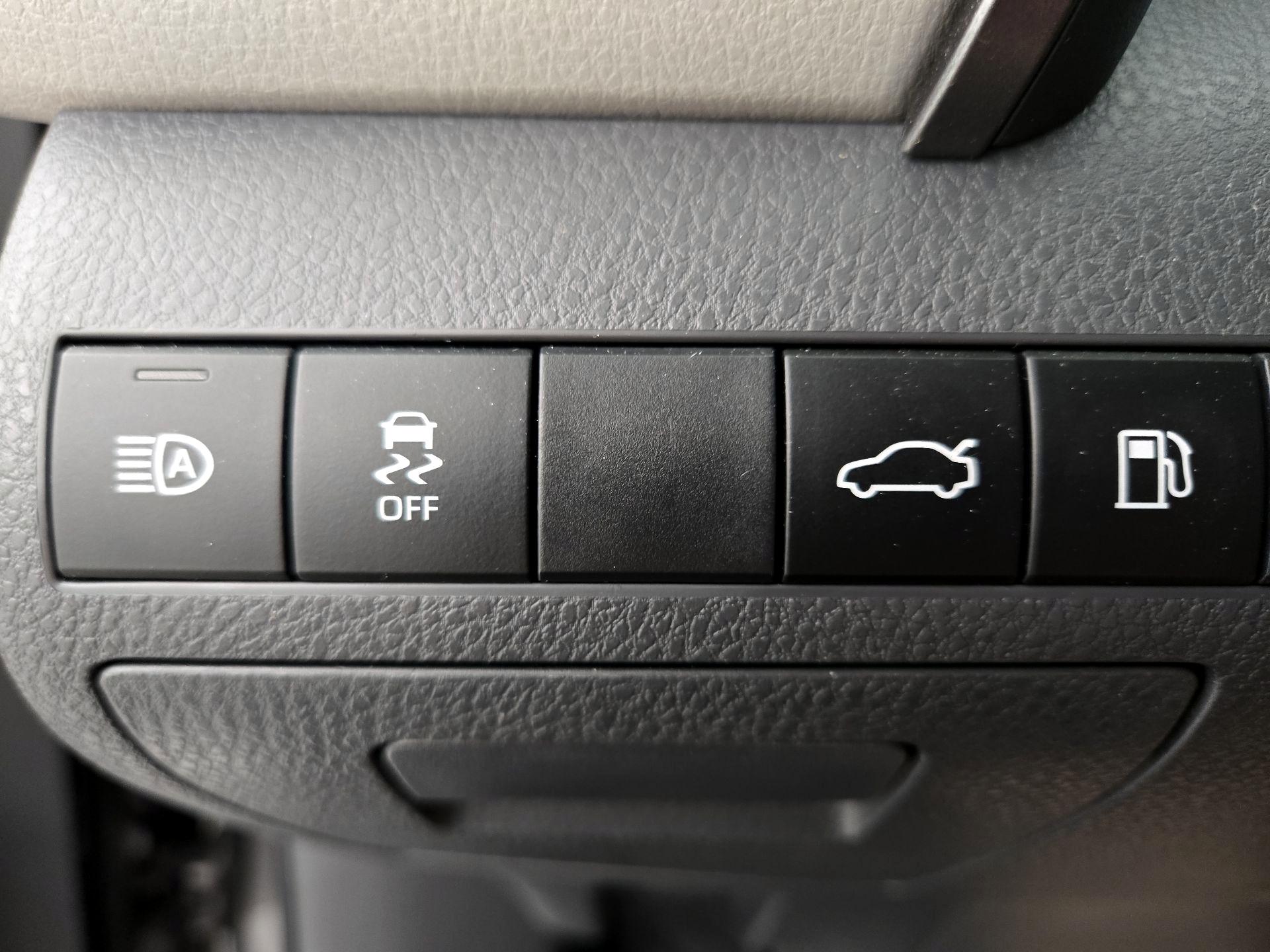 Thumbnail: 2018 Toyota Camry - 13