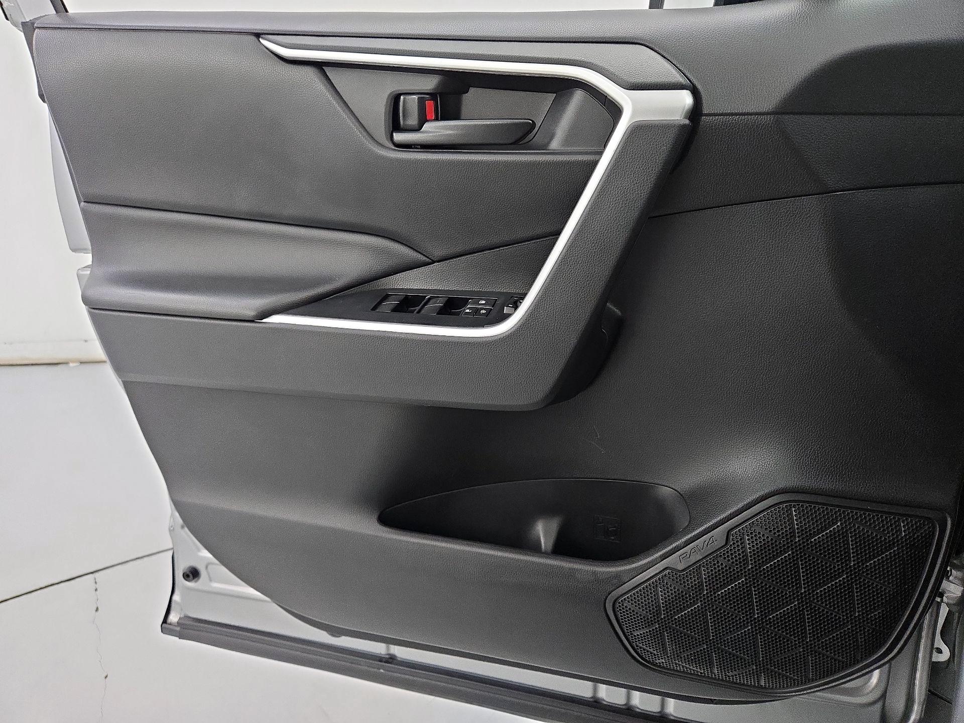 Thumbnail: 2022 Toyota RAV4 - 12