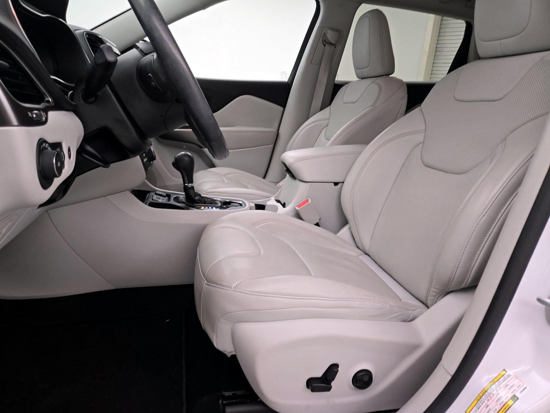 Thumbnail: 2020 Jeep Cherokee - 11