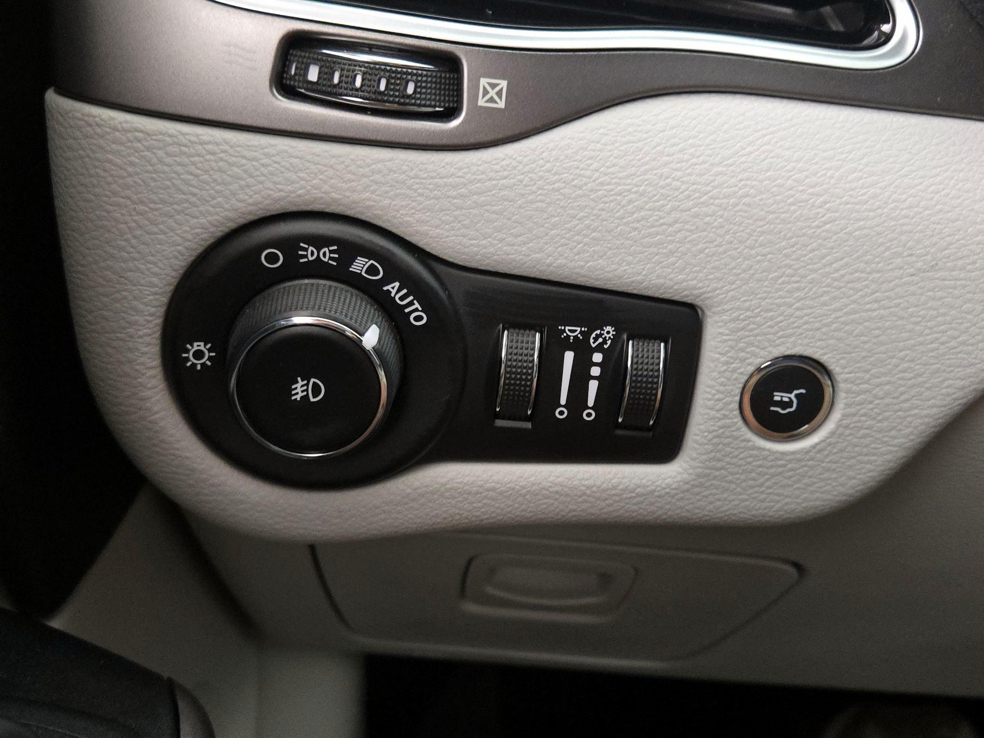 Thumbnail: 2020 Jeep Cherokee - 13