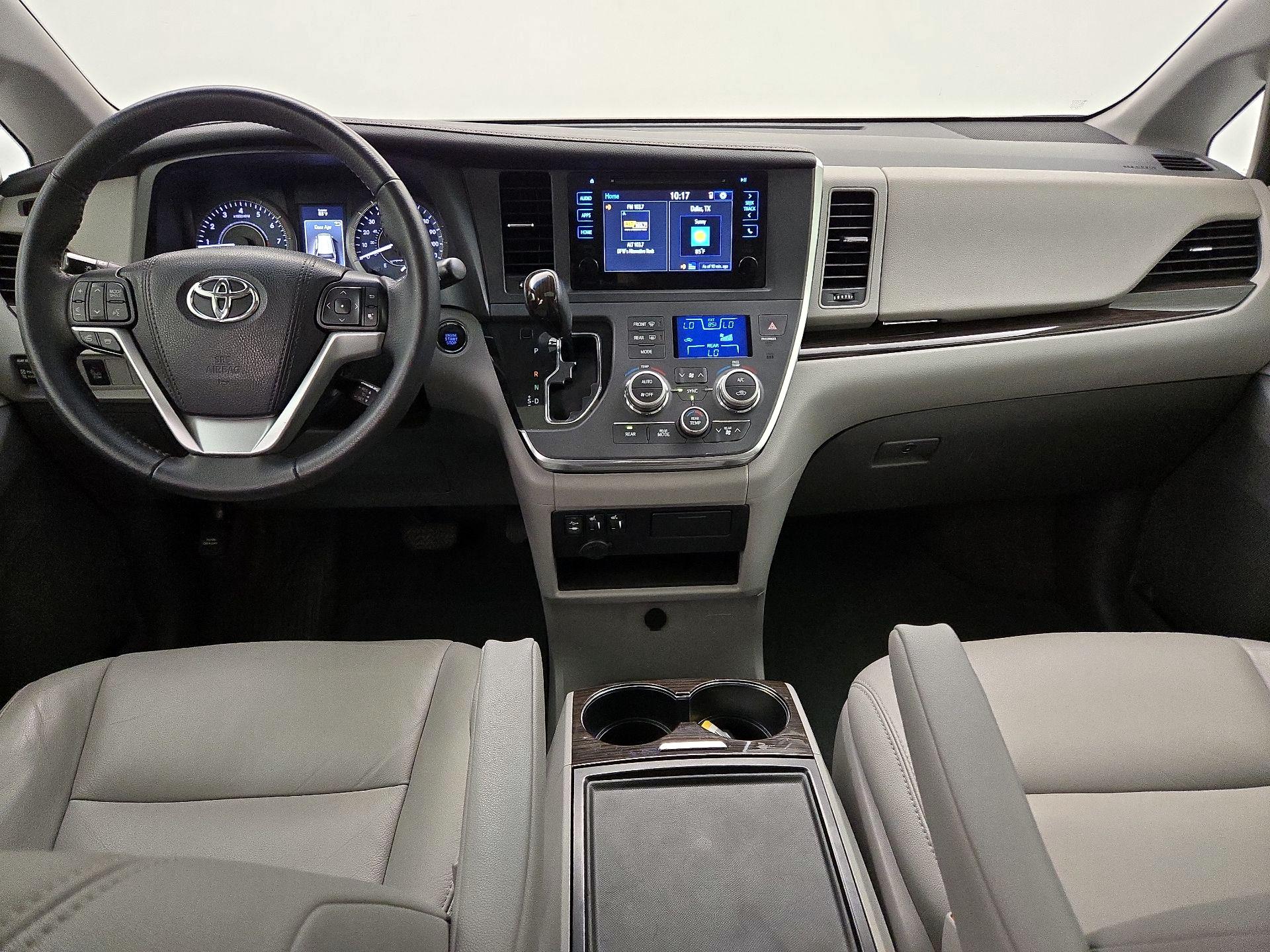 Thumbnail: 2017 Toyota Sienna - 9