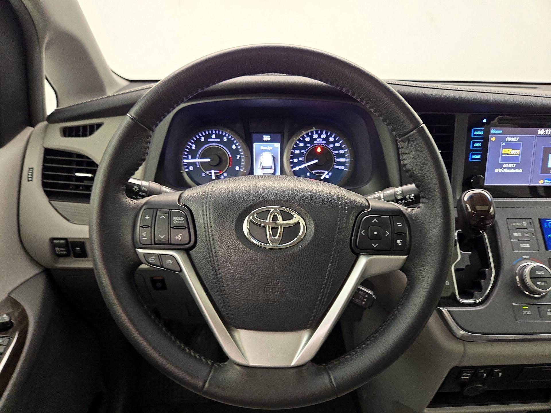 Thumbnail: 2017 Toyota Sienna - 10