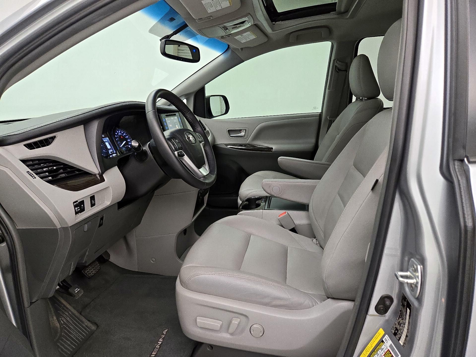 Thumbnail: 2017 Toyota Sienna - 11