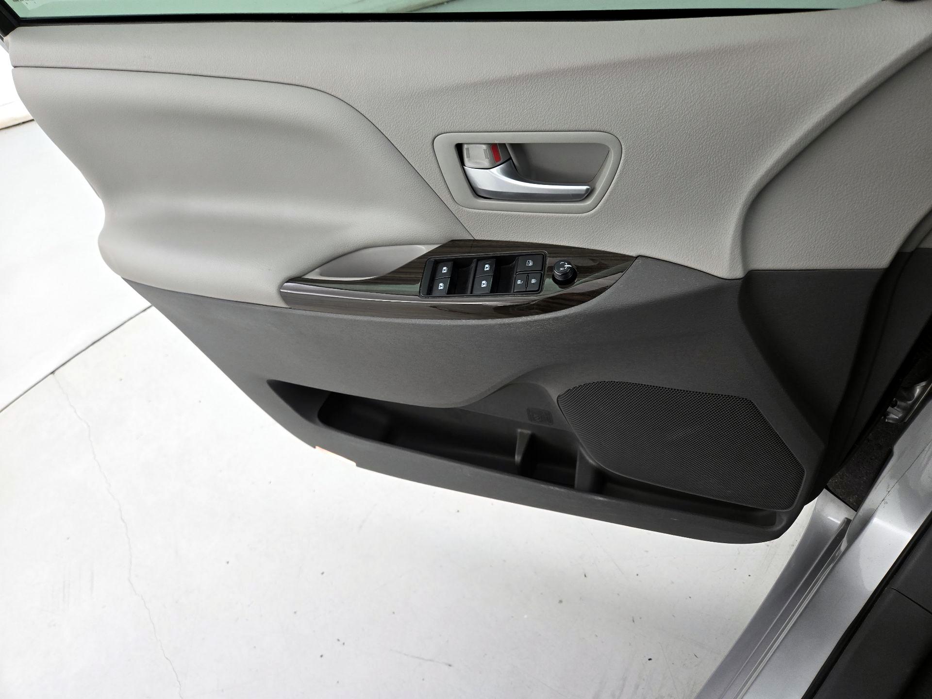 Thumbnail: 2017 Toyota Sienna - 12
