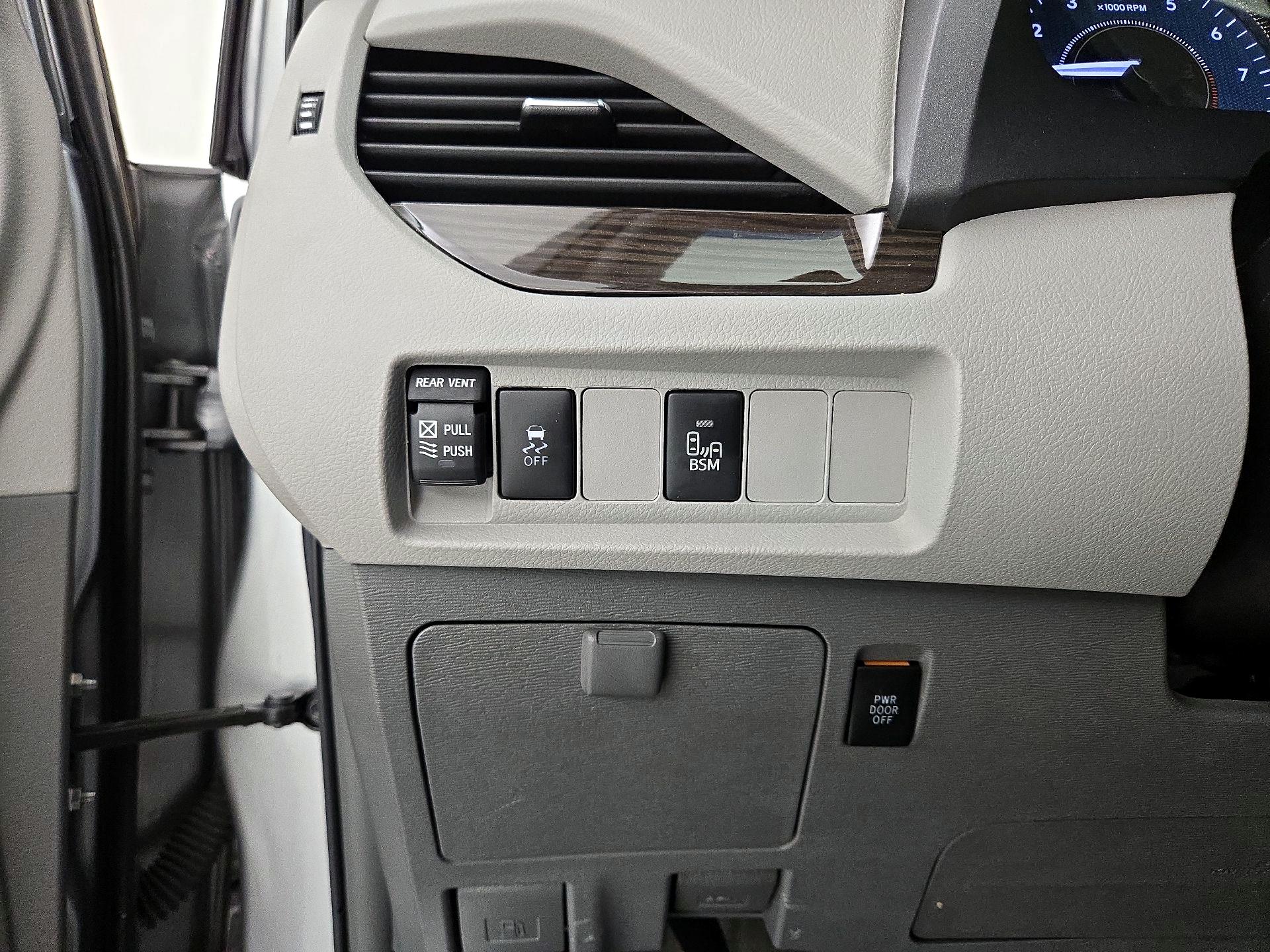 Thumbnail: 2017 Toyota Sienna - 13
