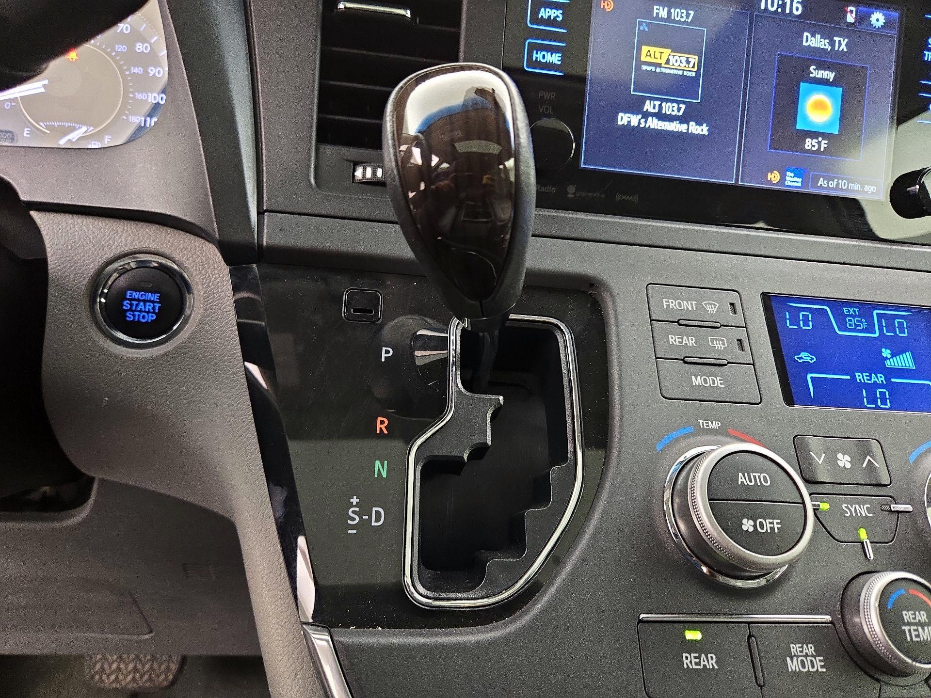 Thumbnail: 2017 Toyota Sienna - 17