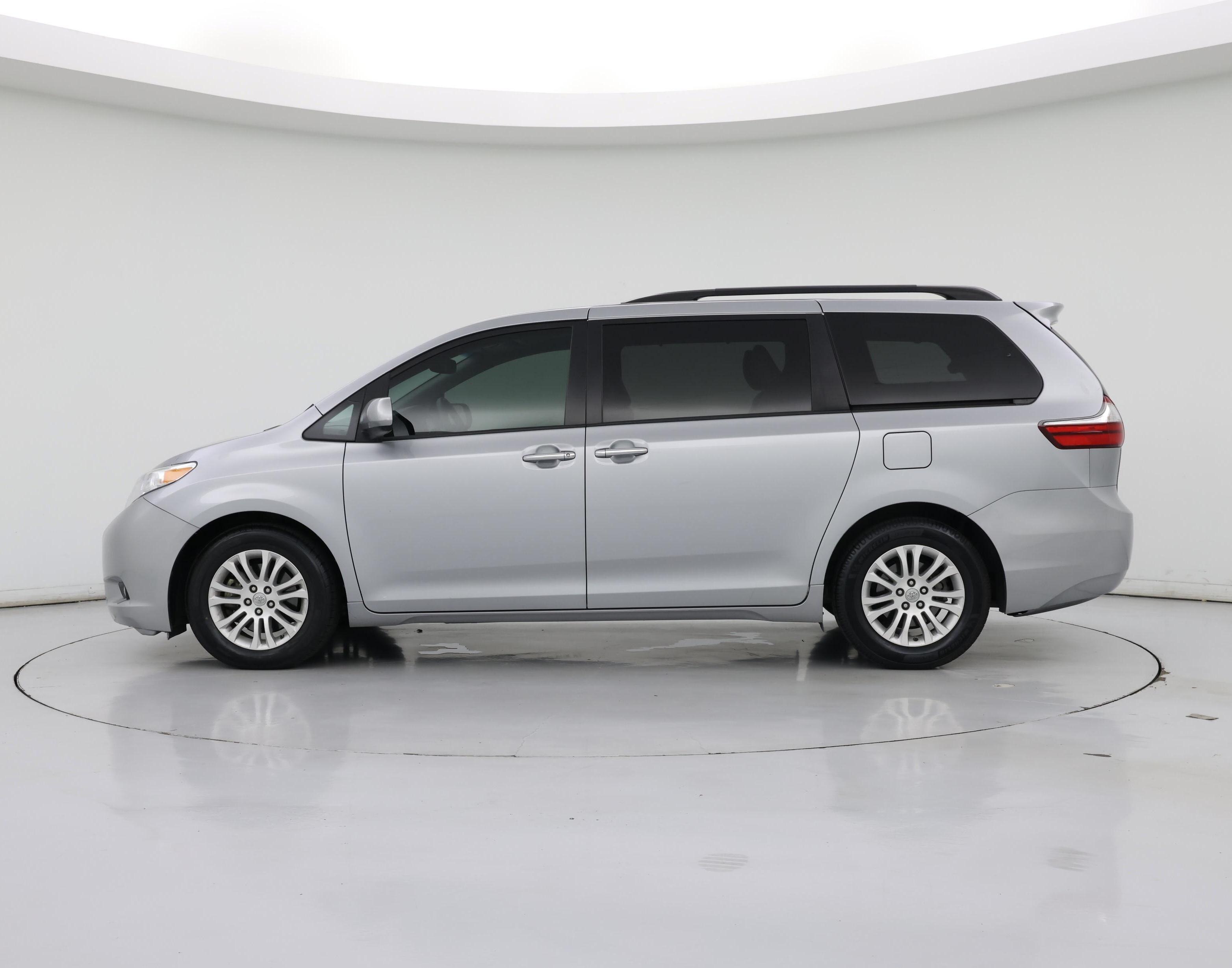 Thumbnail: 2017 Toyota Sienna - 3