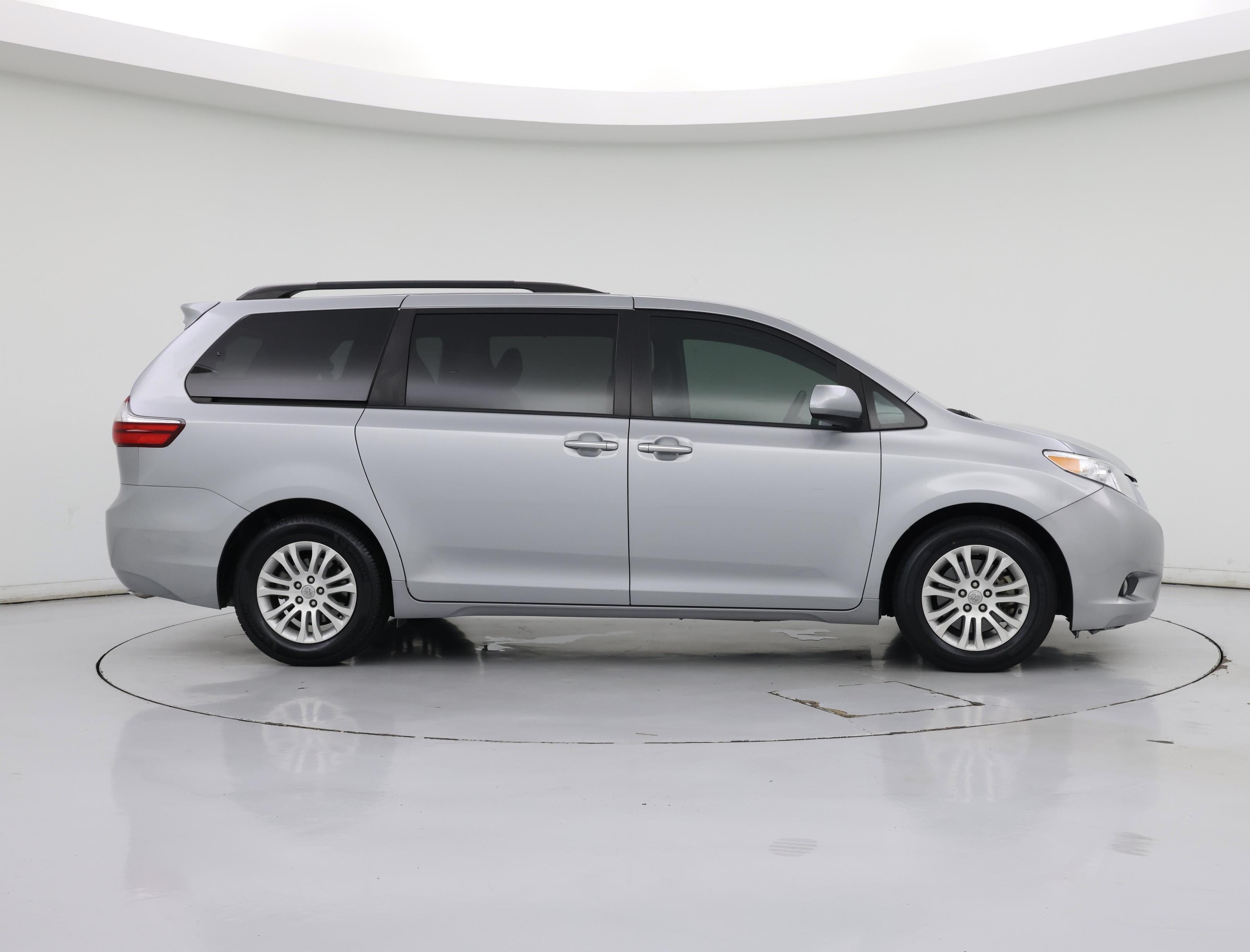 Thumbnail: 2017 Toyota Sienna - 7