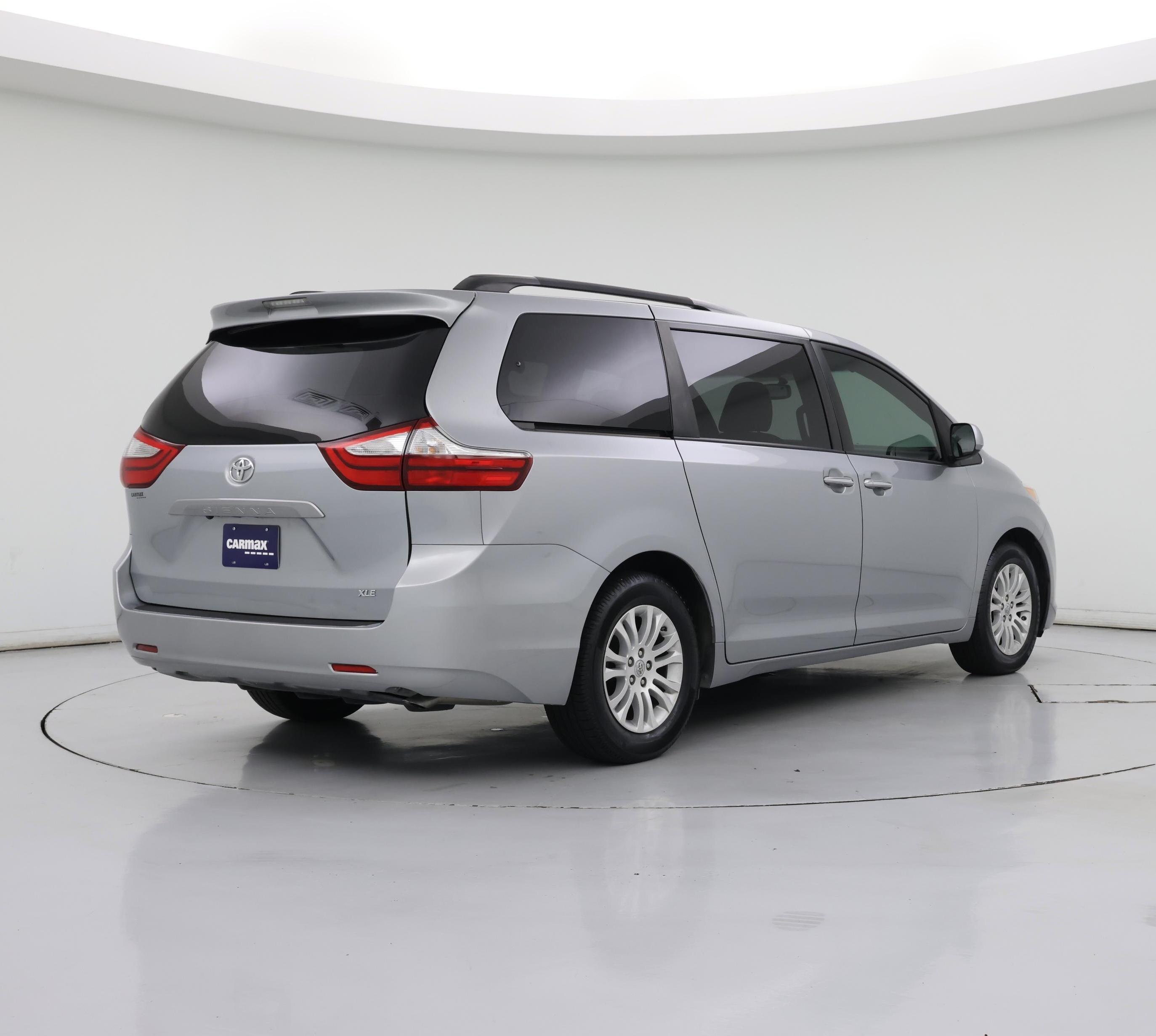 Thumbnail: 2017 Toyota Sienna - 8