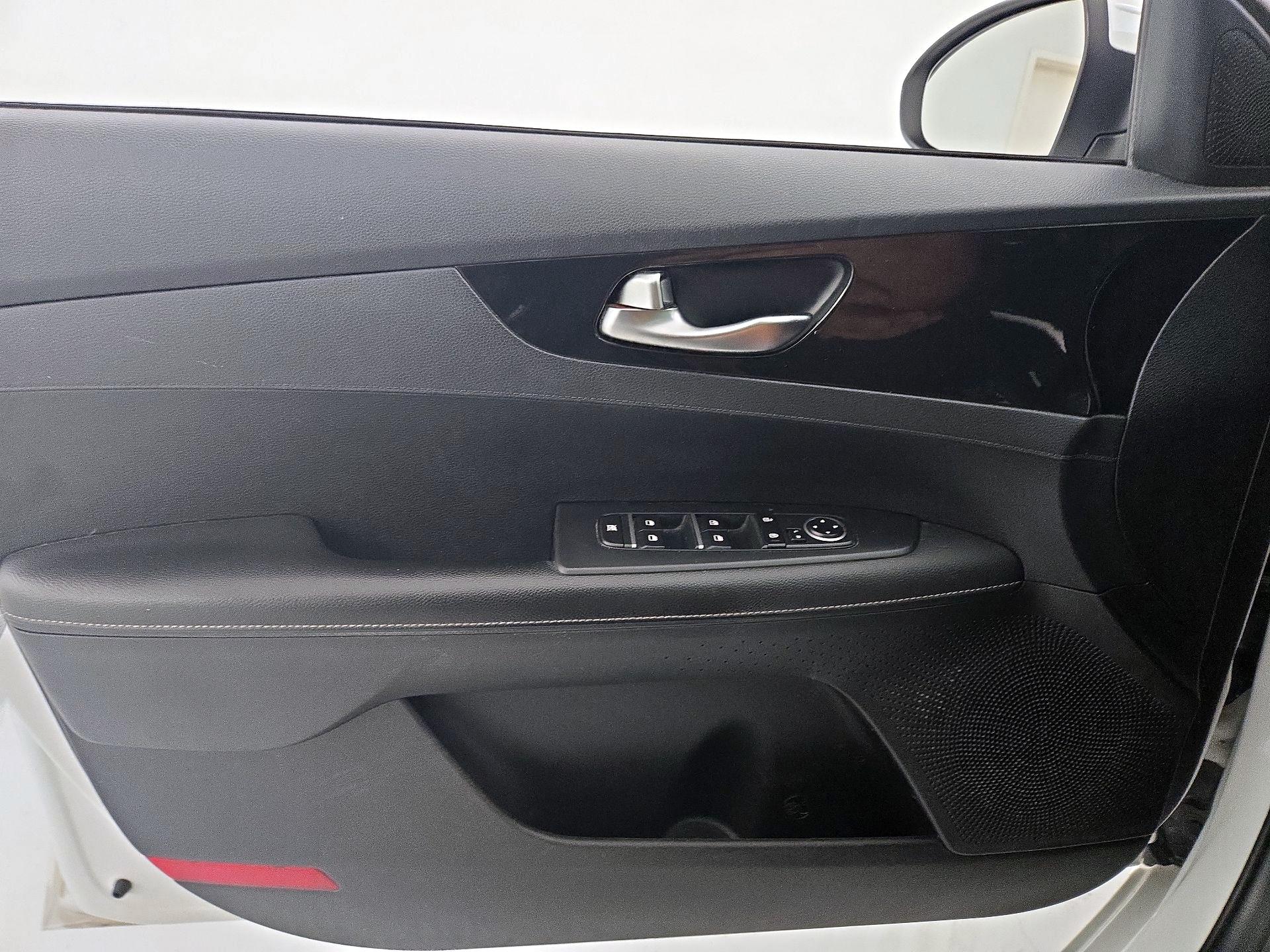 Thumbnail: 2019 Kia Forte - 12