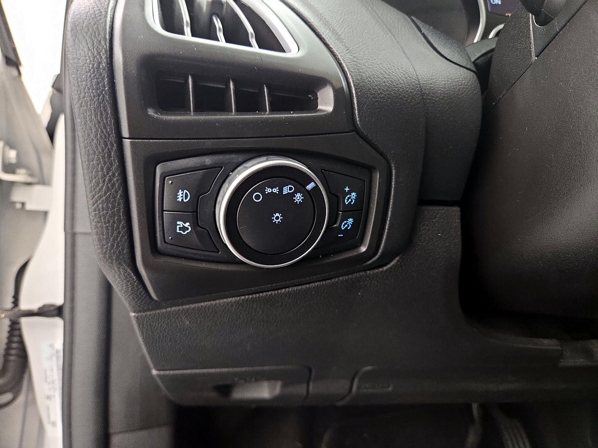 Thumbnail: 2015 Ford Focus - 13
