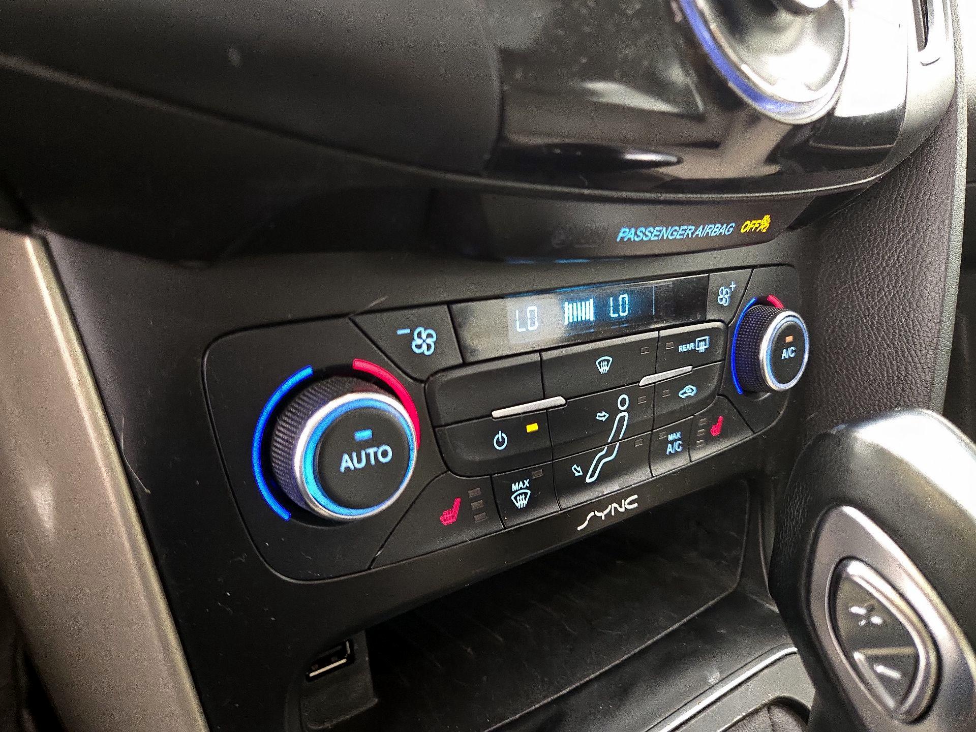Thumbnail: 2015 Ford Focus - 17