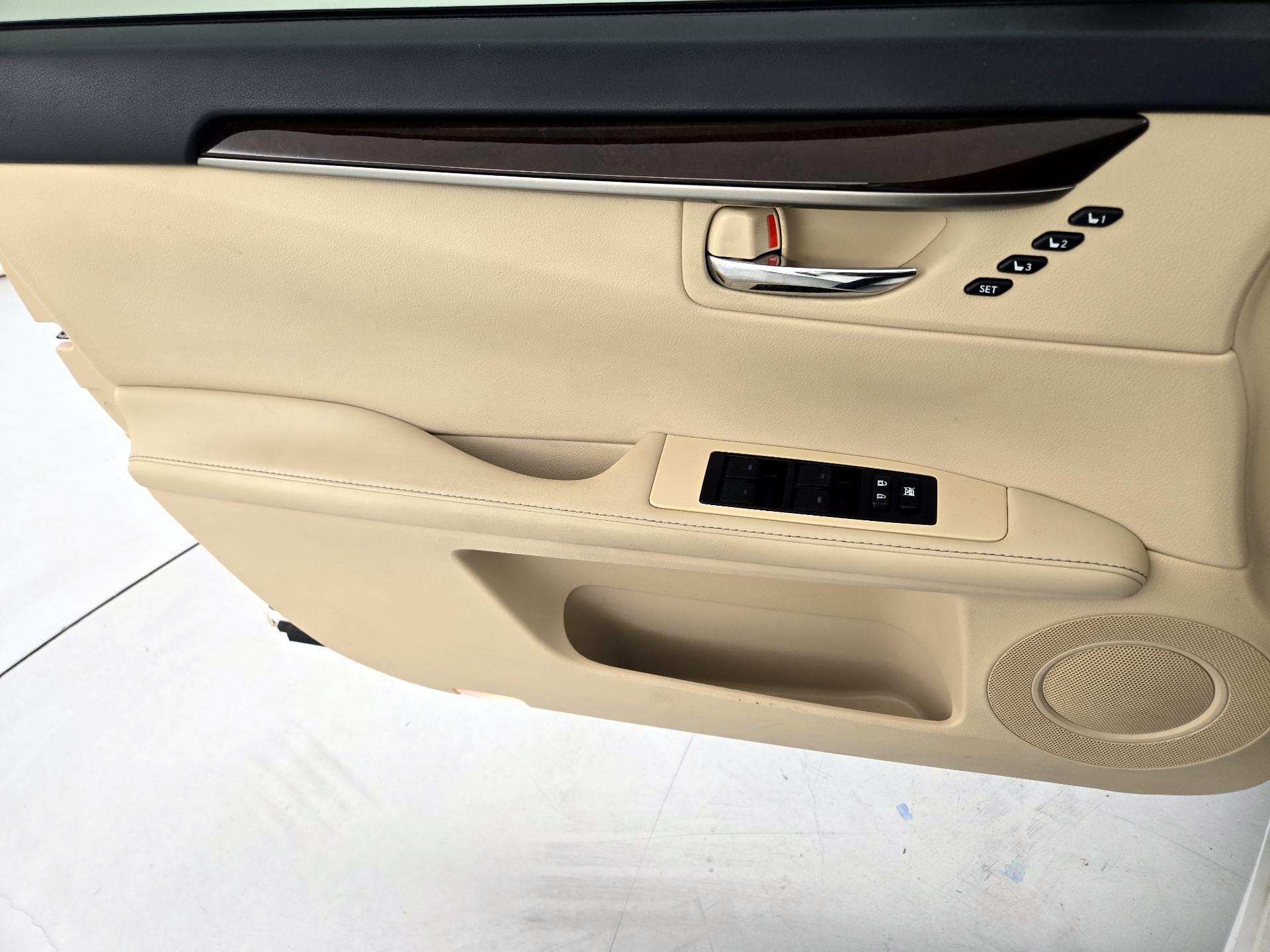 Thumbnail: 2014 Lexus ES - 12