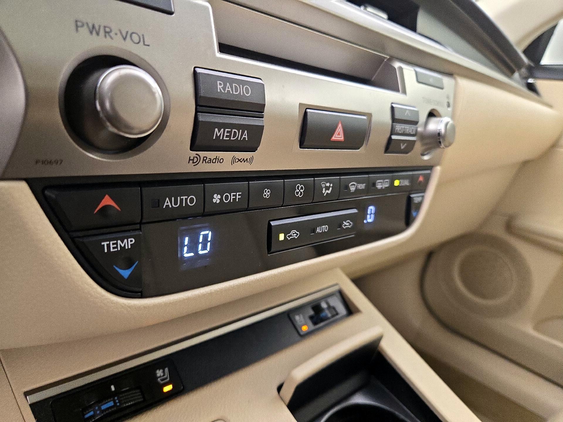 Thumbnail: 2014 Lexus ES - 16