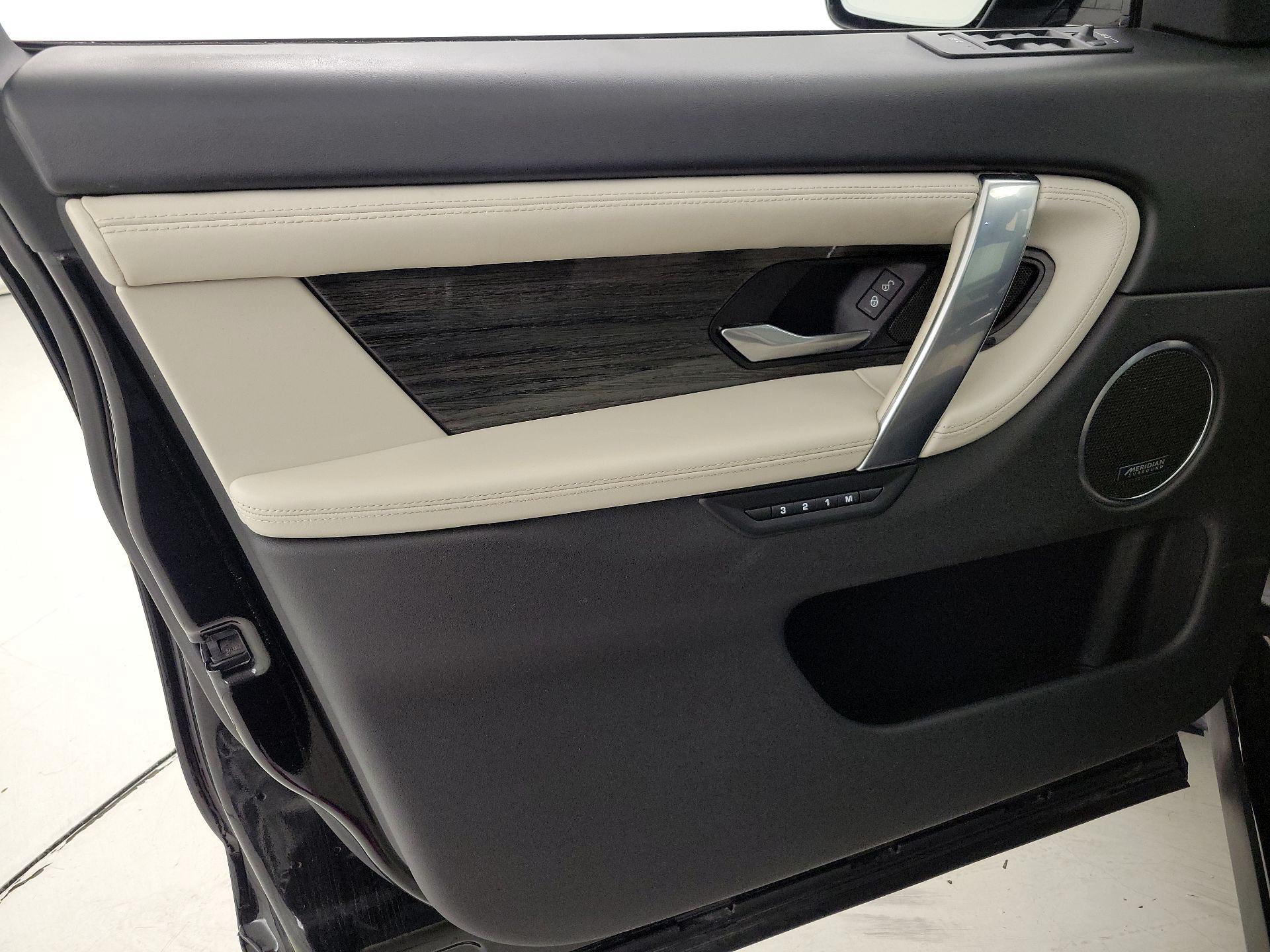 Thumbnail: 2020 Land Rover Discovery Sport - 12