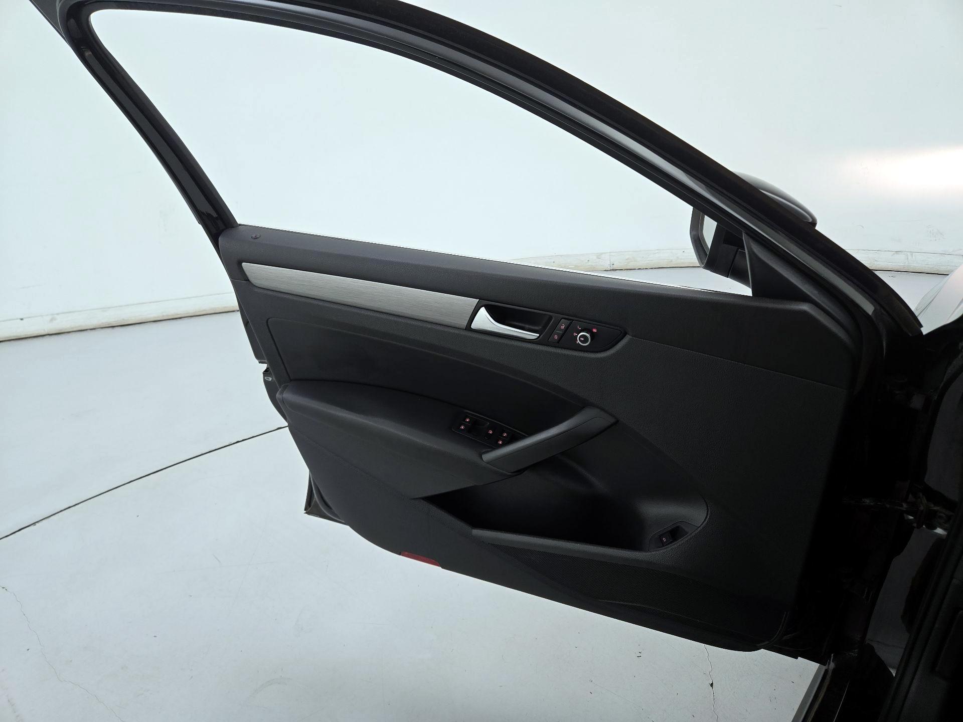 Thumbnail: 2015 Volkswagen Passat - 12