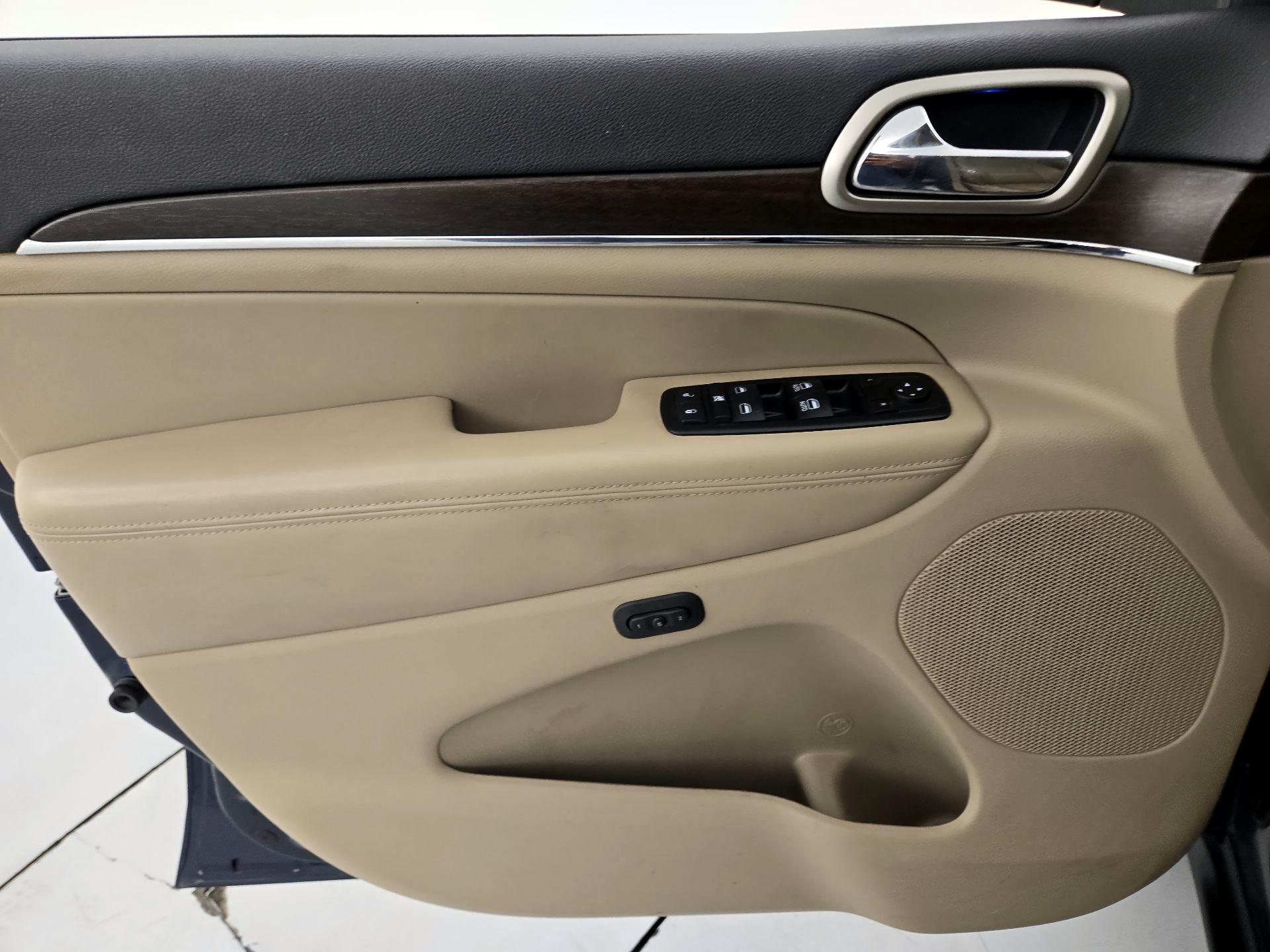 Thumbnail: 2015 Jeep Grand Cherokee - 12