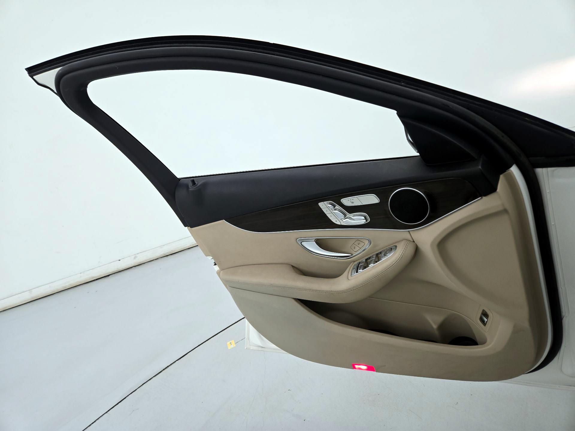 Thumbnail: 2016 Mercedes-Benz C-Class - 12