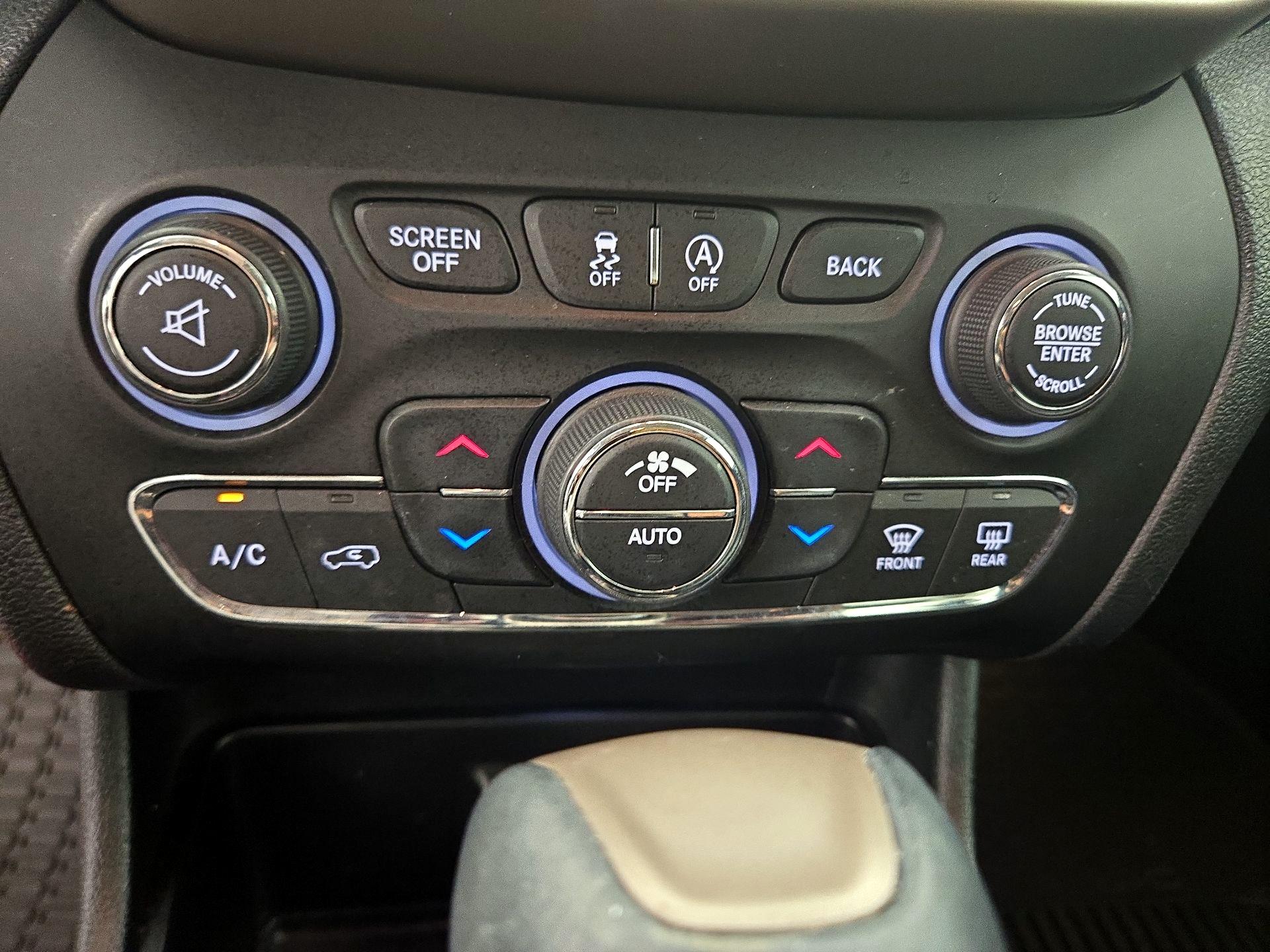 Thumbnail: 2018 Jeep Cherokee - 16