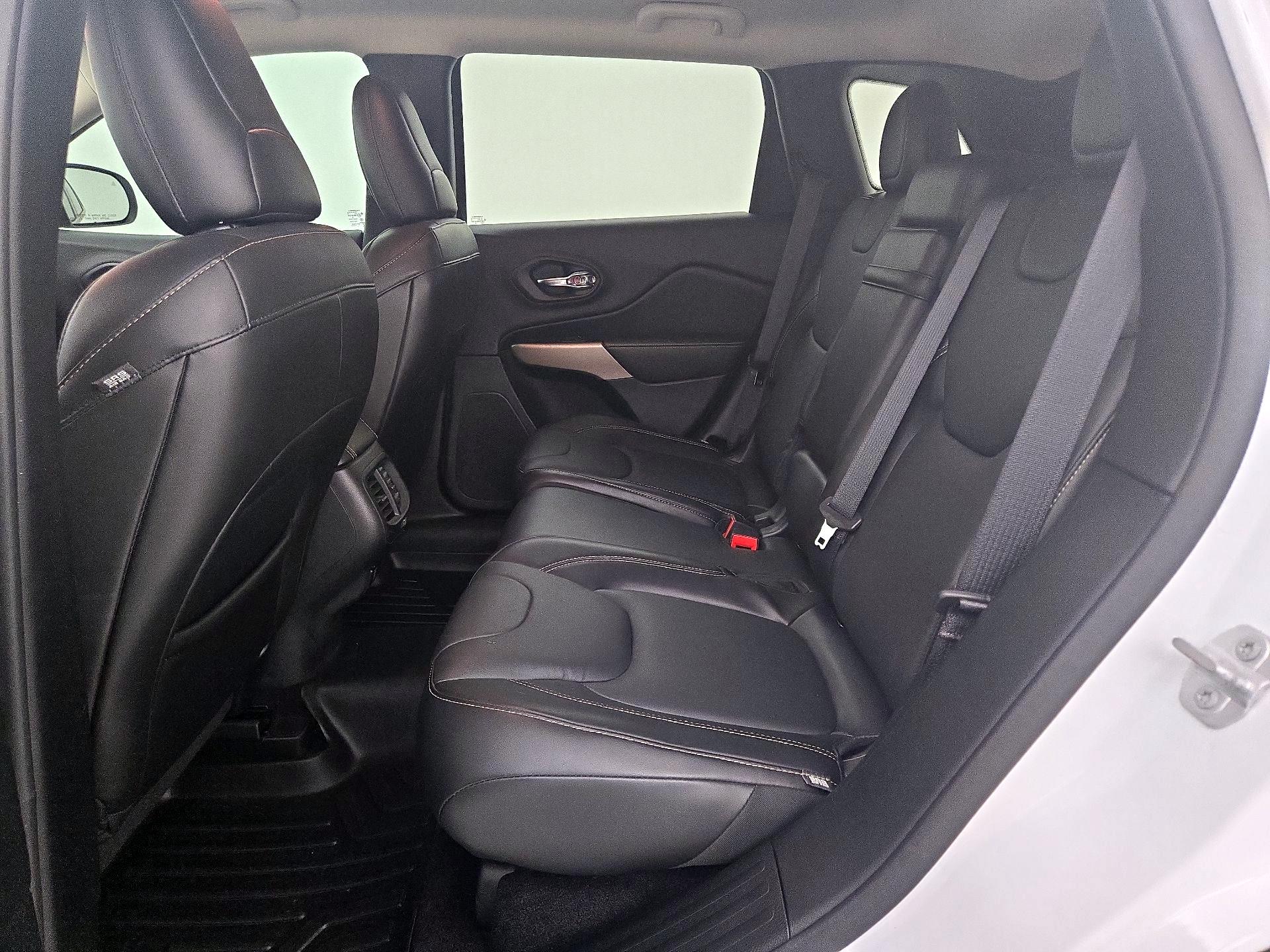Thumbnail: 2018 Jeep Cherokee - 19