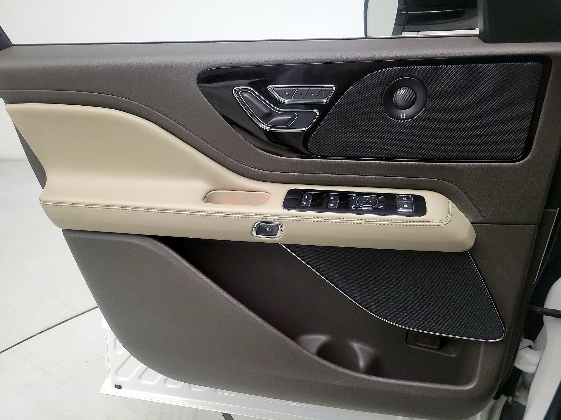 Thumbnail: 2020 Lincoln Aviator - 12
