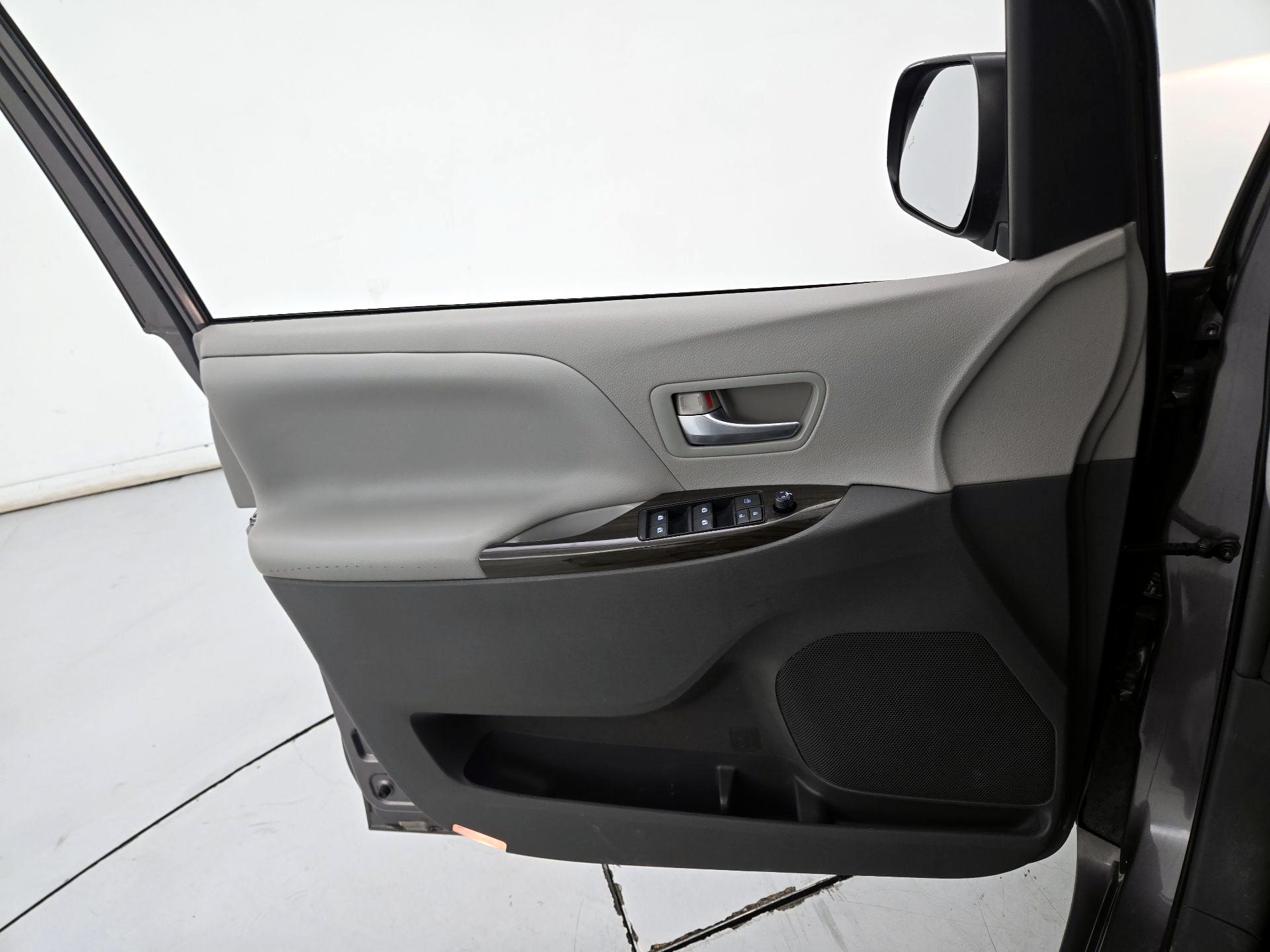 Thumbnail: 2015 Toyota Sienna - 12