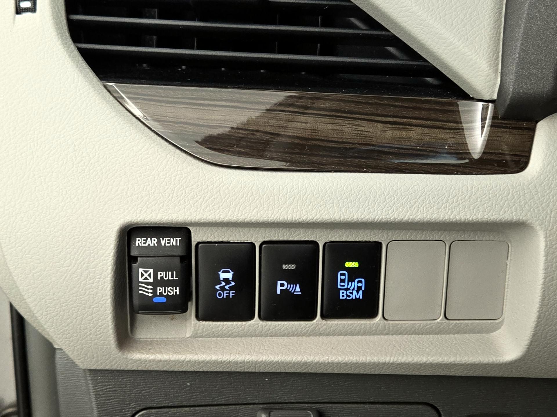 Thumbnail: 2015 Toyota Sienna - 13