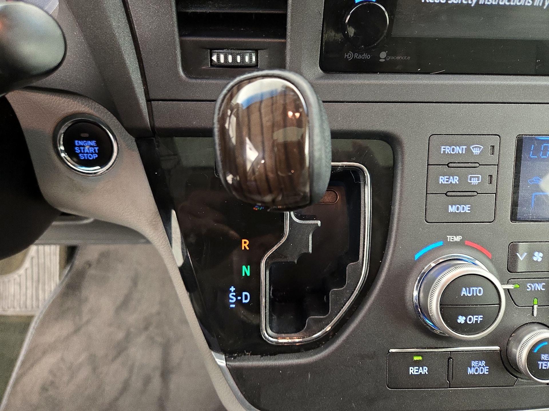 Thumbnail: 2015 Toyota Sienna - 18