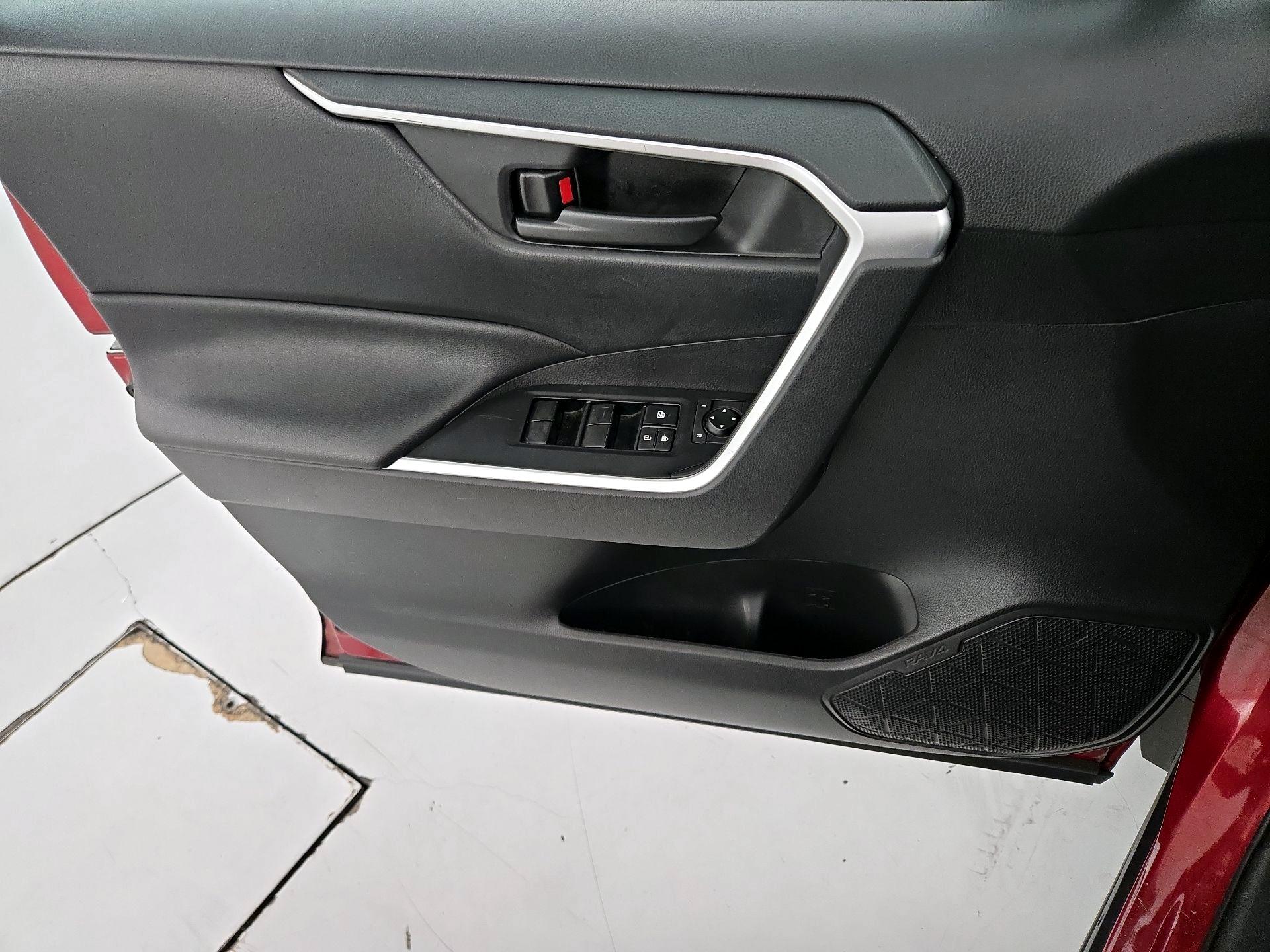 Thumbnail: 2020 Toyota RAV4 - 12
