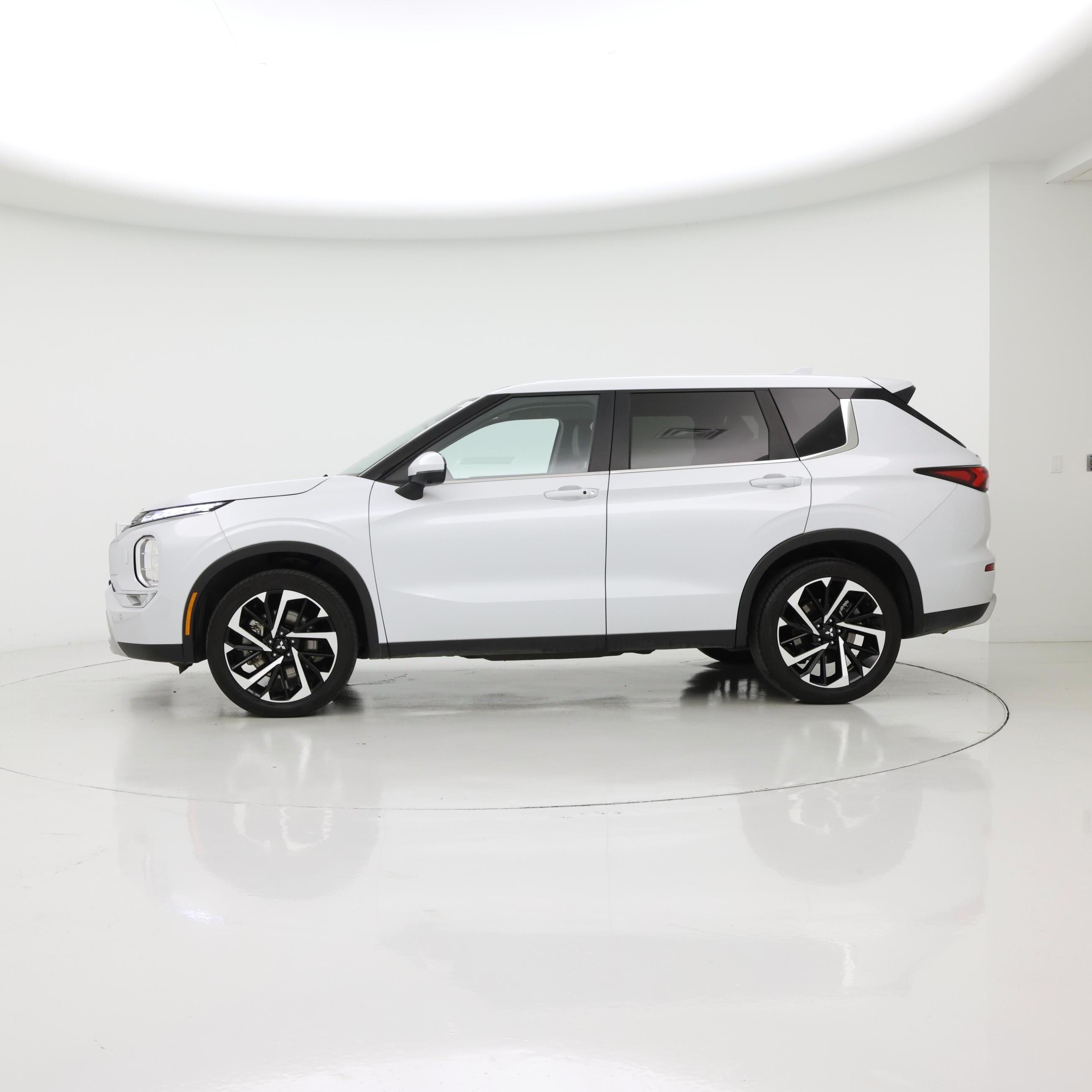 Thumbnail: 2024 Mitsubishi Outlander - 3