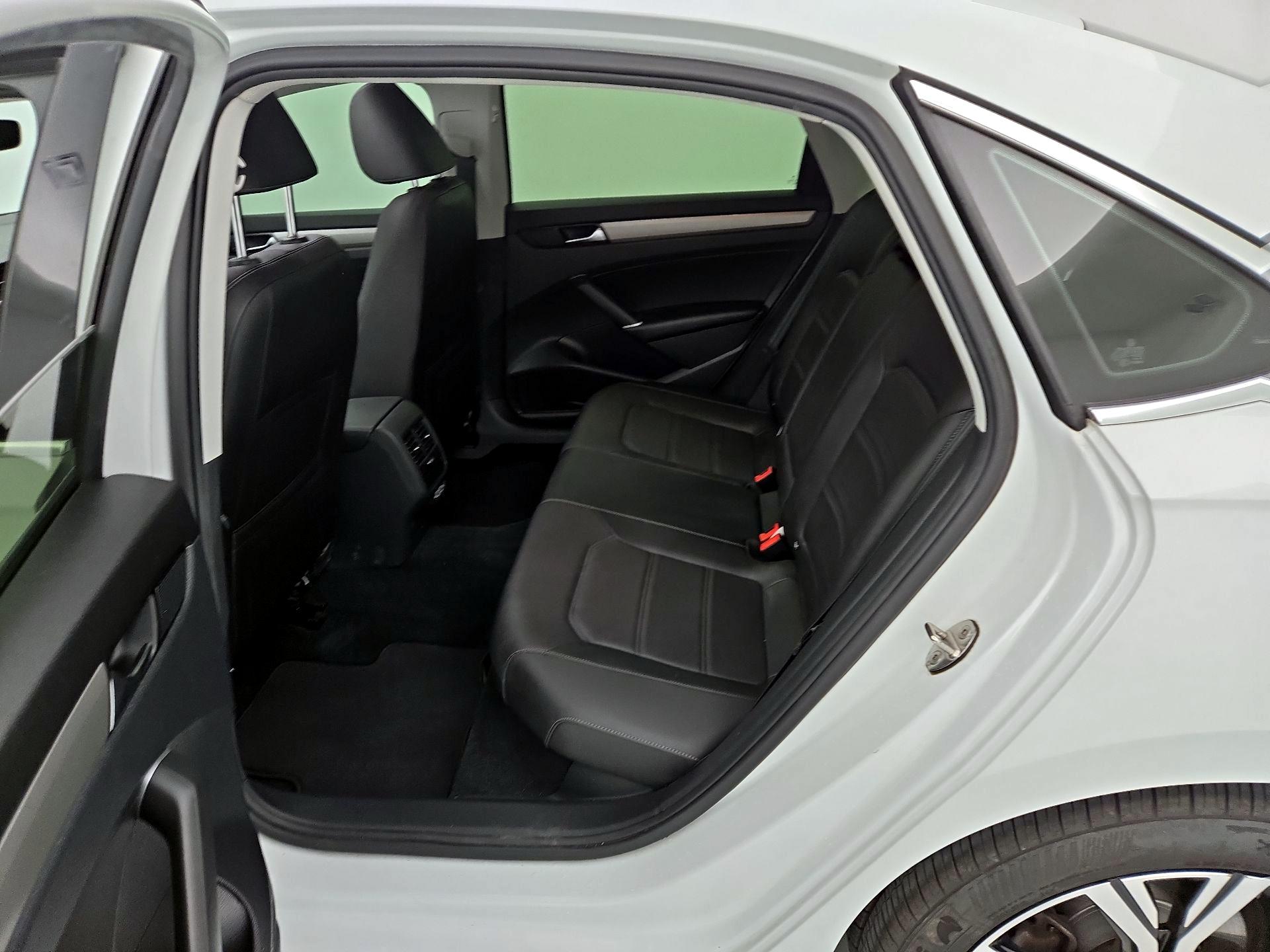Thumbnail: 2021 Volkswagen Passat - 20