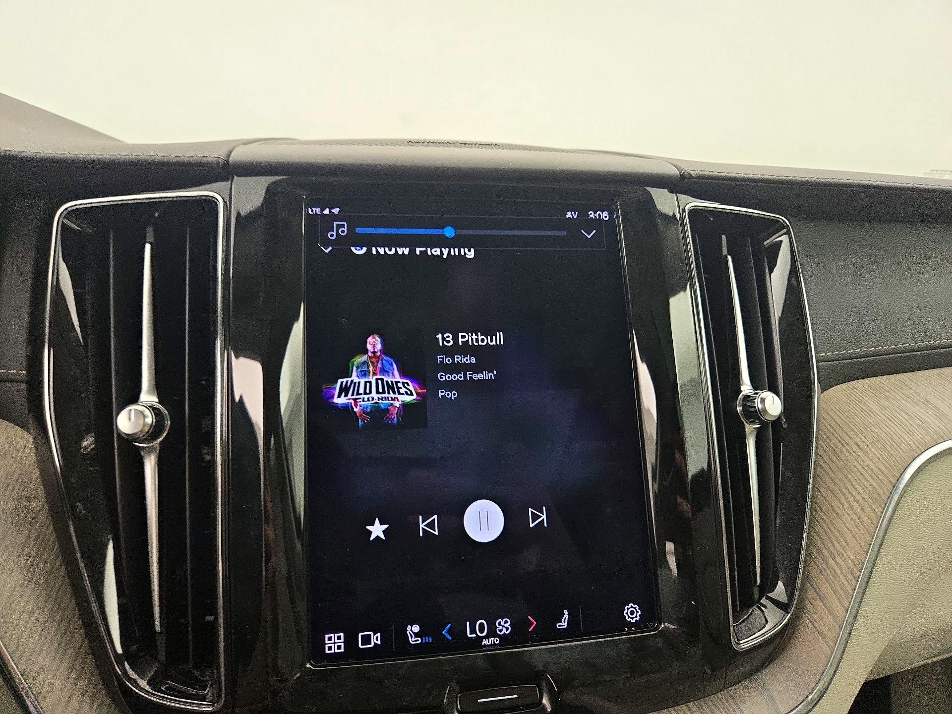 Thumbnail: 2022 Volvo XC60 - 15