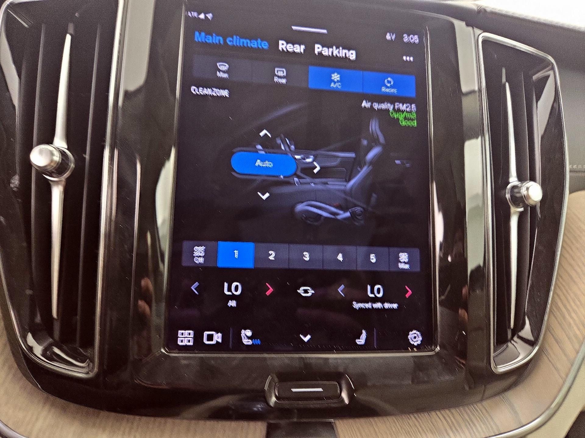Thumbnail: 2022 Volvo XC60 - 16
