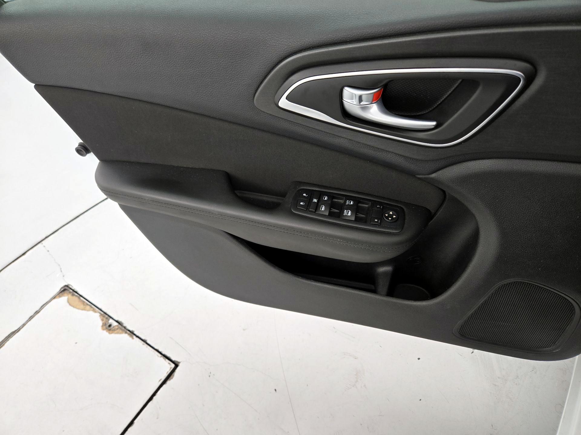 Thumbnail: 2016 Chrysler 200 - 12