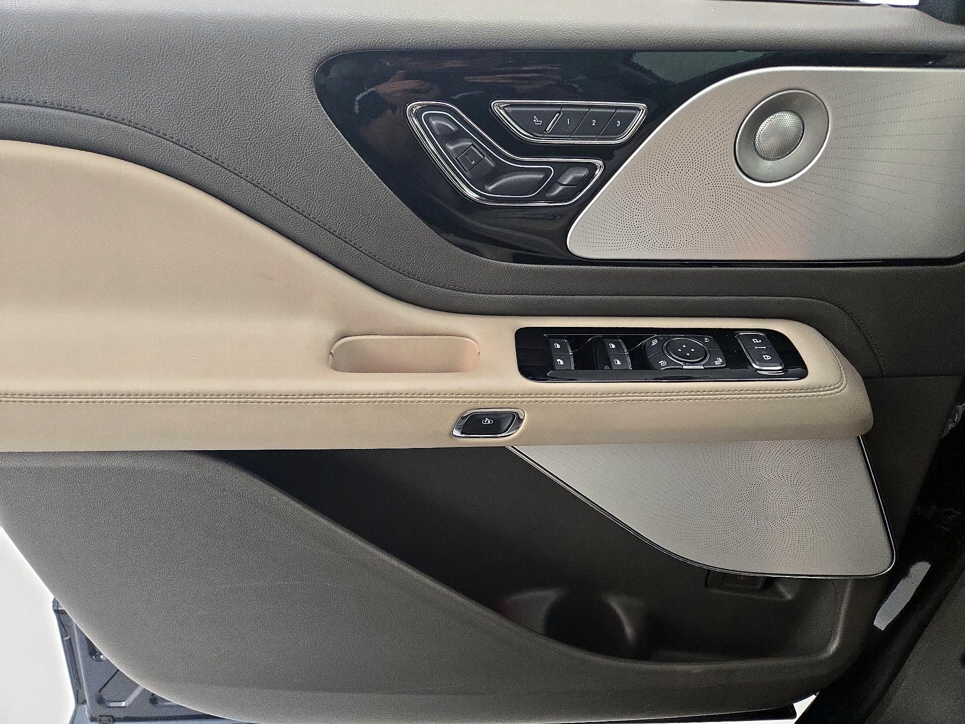 Thumbnail: 2021 Lincoln Aviator - 12