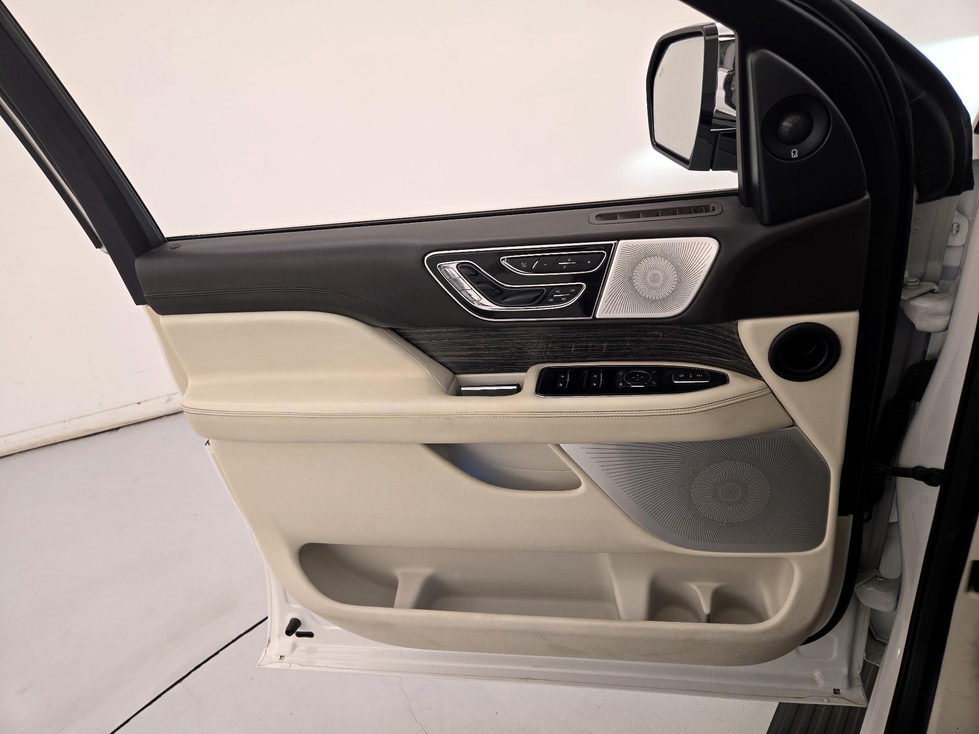 Thumbnail: 2020 Lincoln Navigator - 12