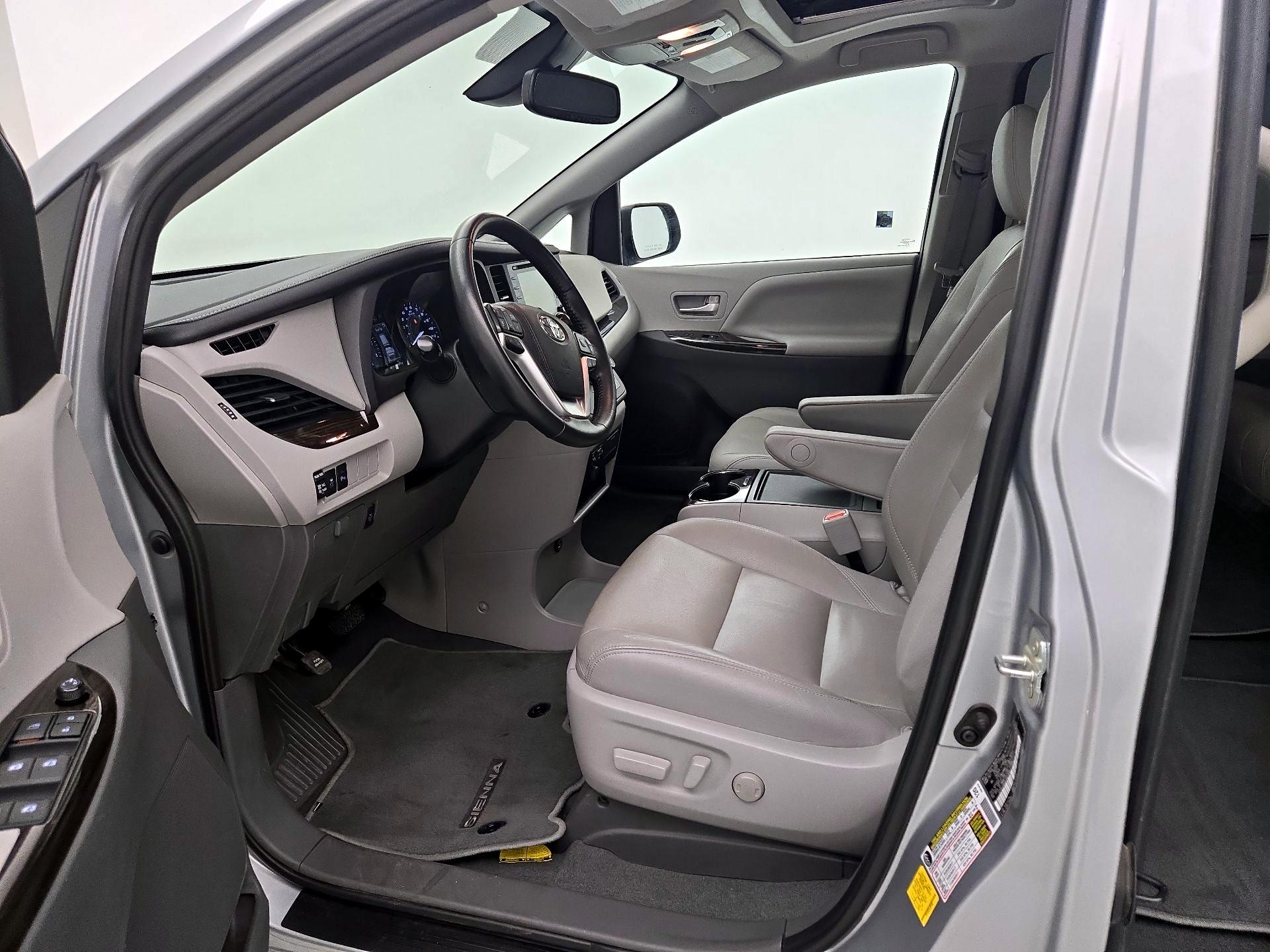Thumbnail: 2020 Toyota Sienna - 11