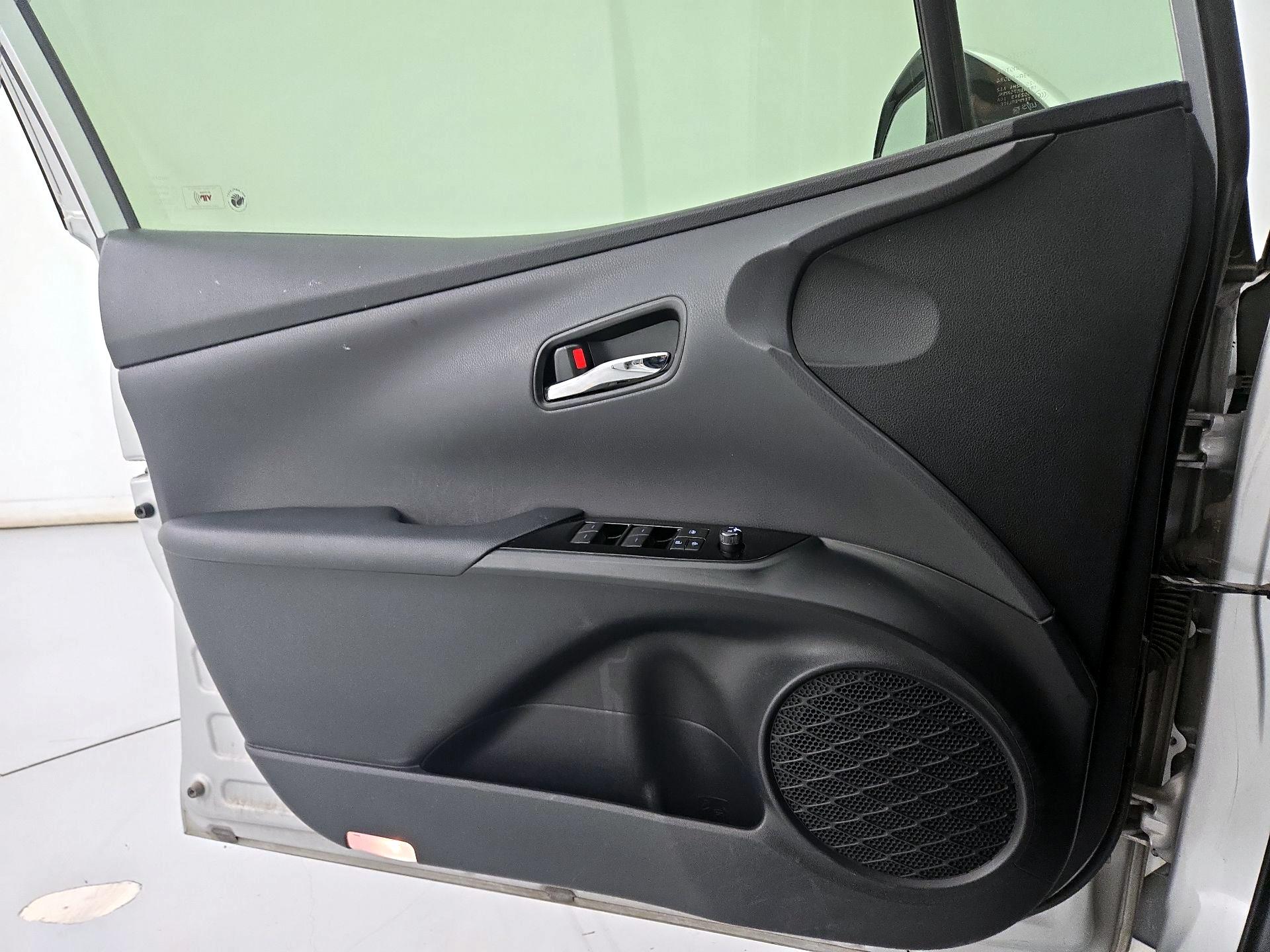 Thumbnail: 2019 Toyota Prius - 12